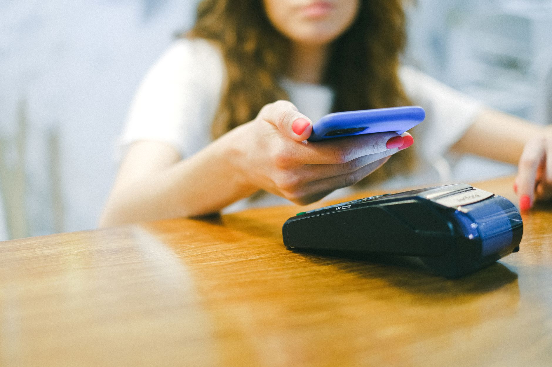 スマートフォンで非接触決済をする様子