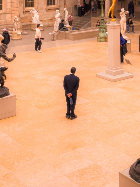 美術館の展示を鑑賞する来場者
