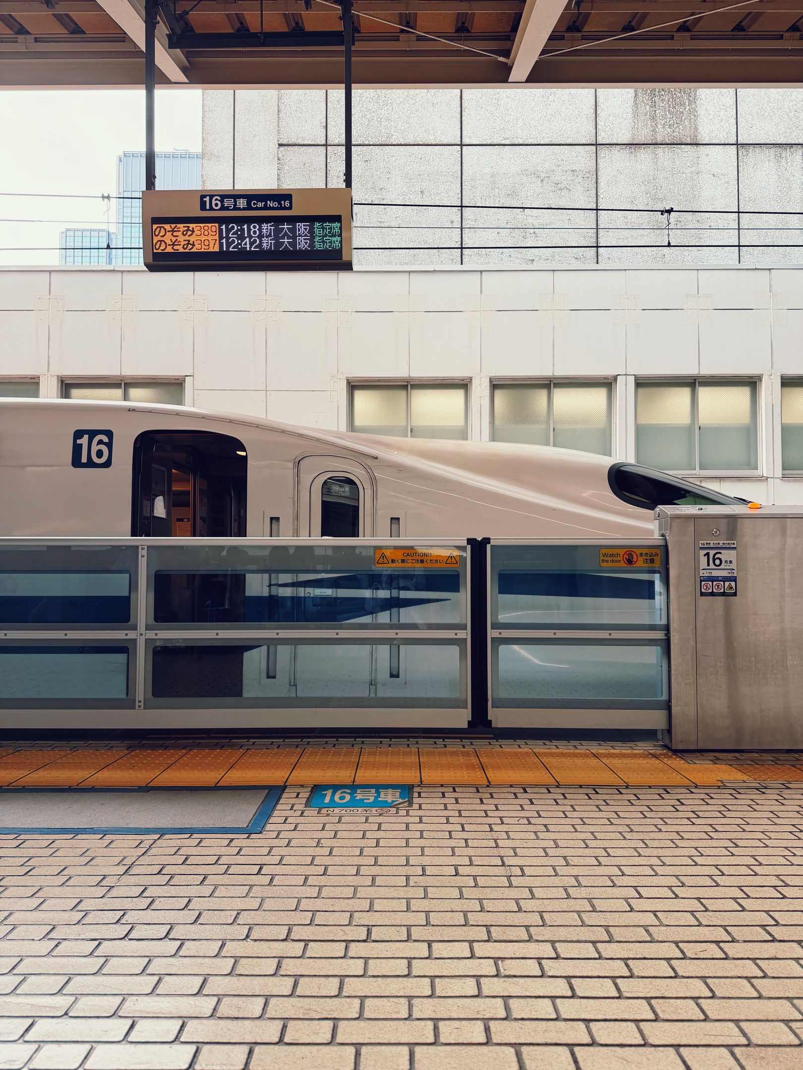 駅のホームに停車する新幹線