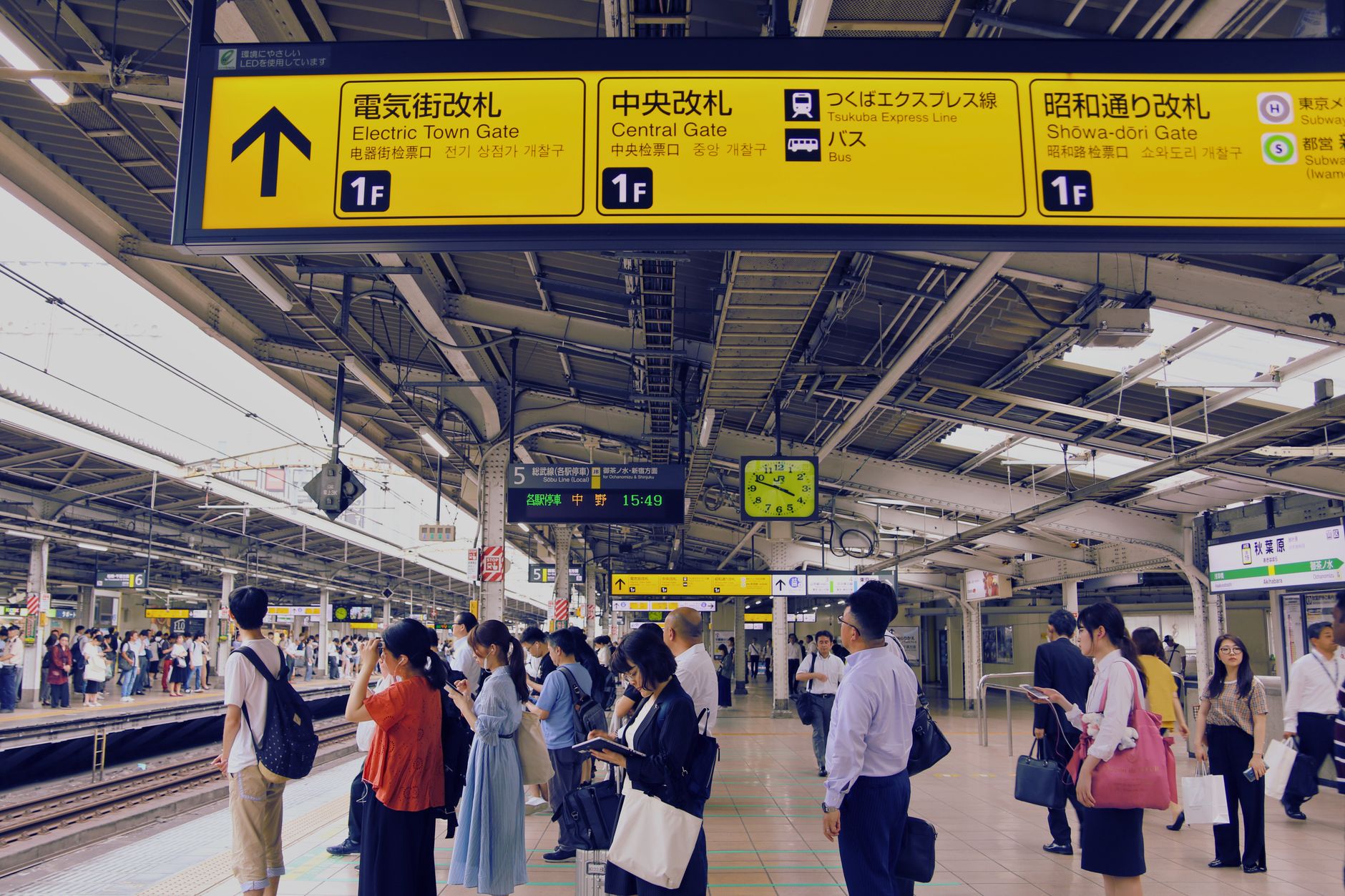 電車を待つ日本の駅のホームの人々