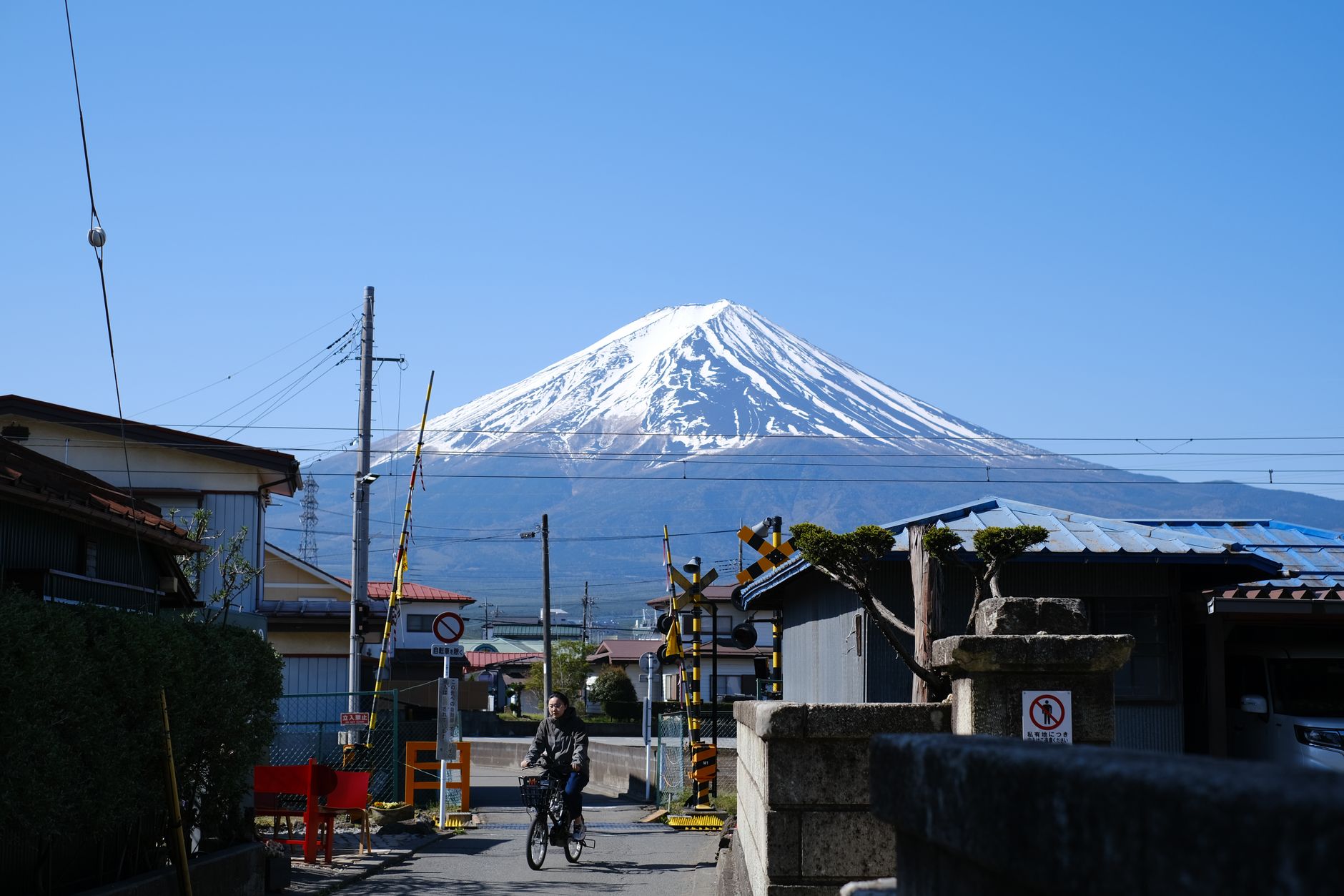 富士山と青空のイメージ(沼津から望む富士山)
