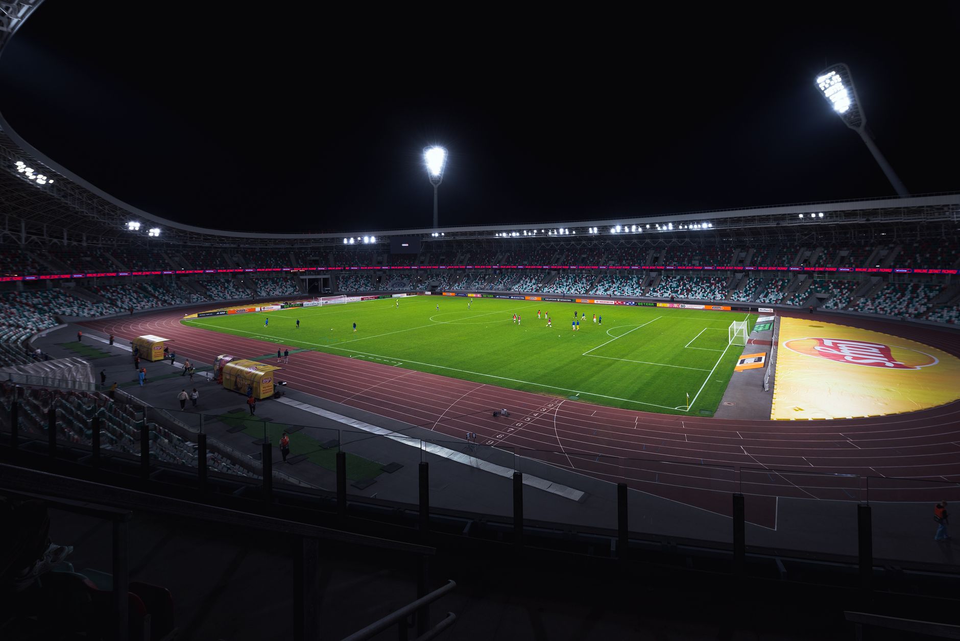 夕方のサッカースタジアムのイメージ