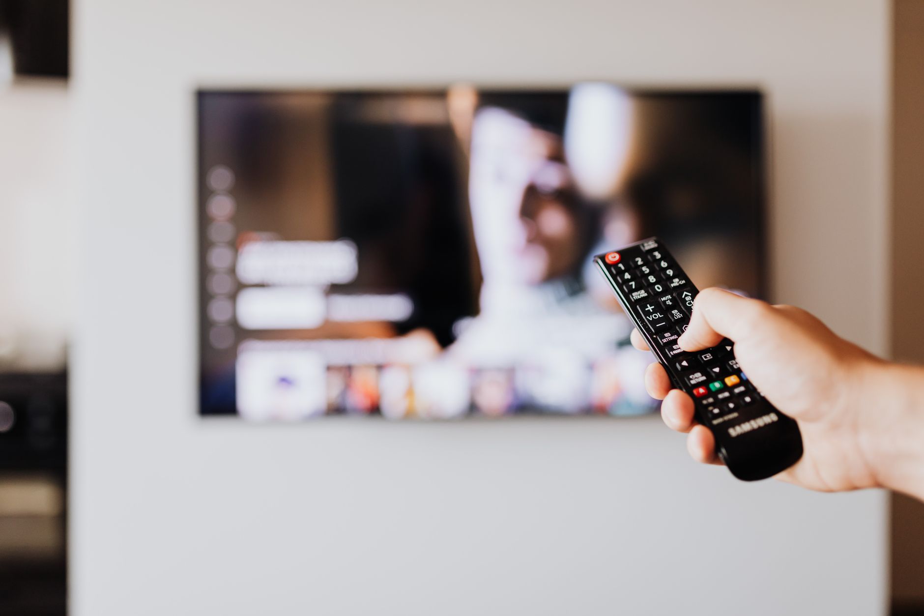 テレビでストリーミング視聴するイメージ