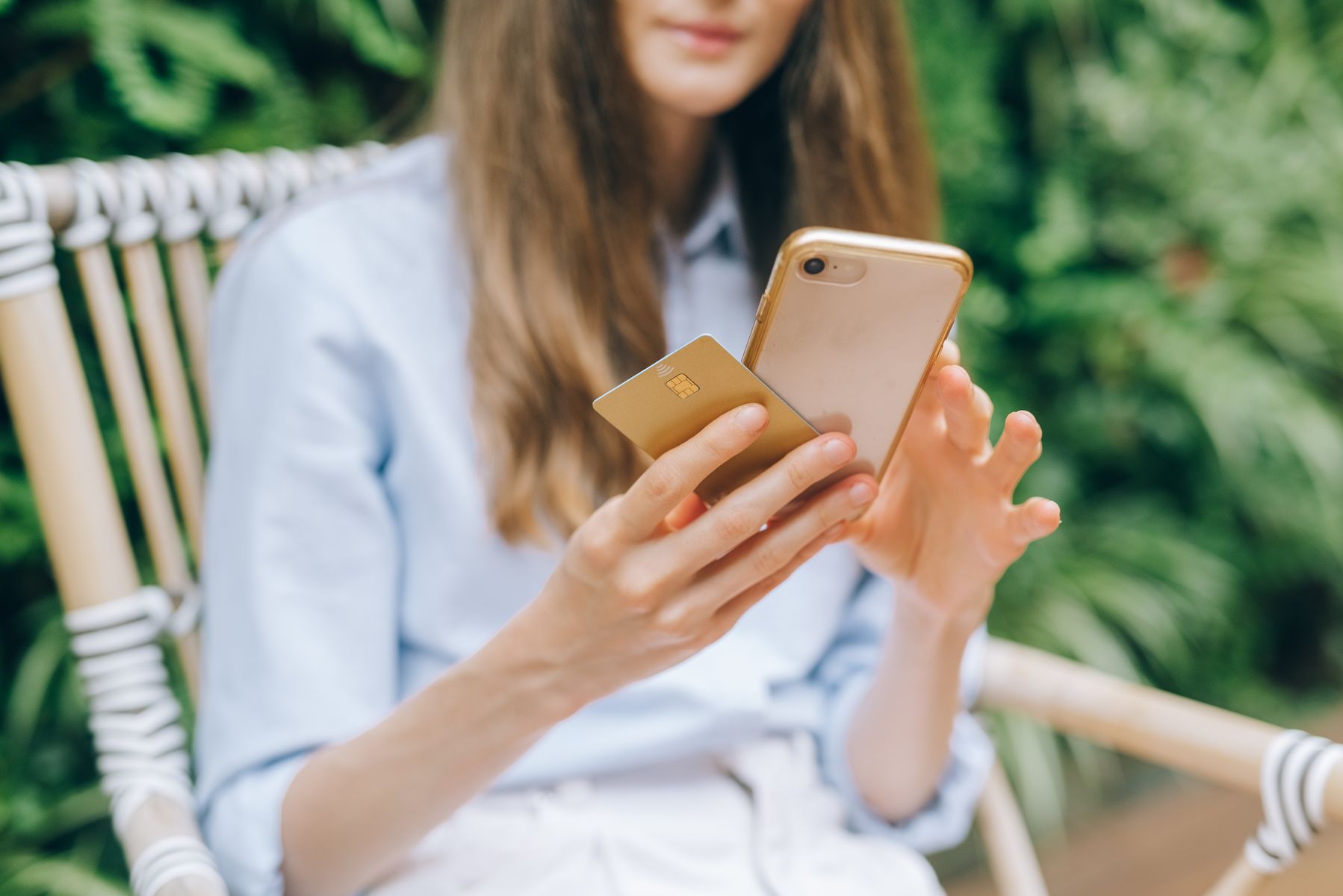 スマホで銀行アプリを操作するイメージ