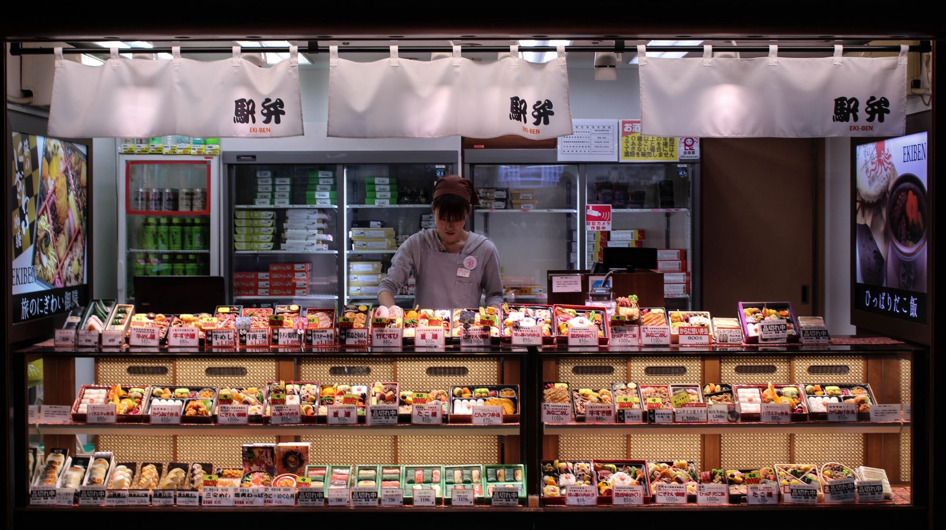 地域の名産品や弁当が並ぶ日本のお店の様子