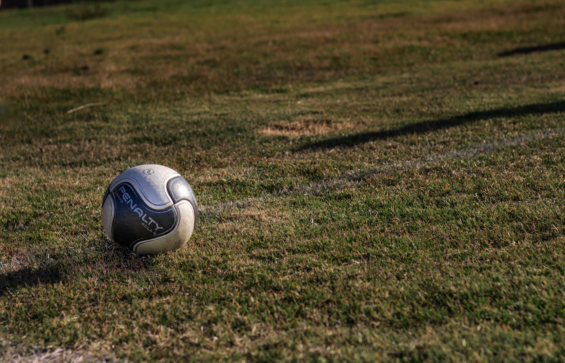 ピッチに置かれたサッカーボール