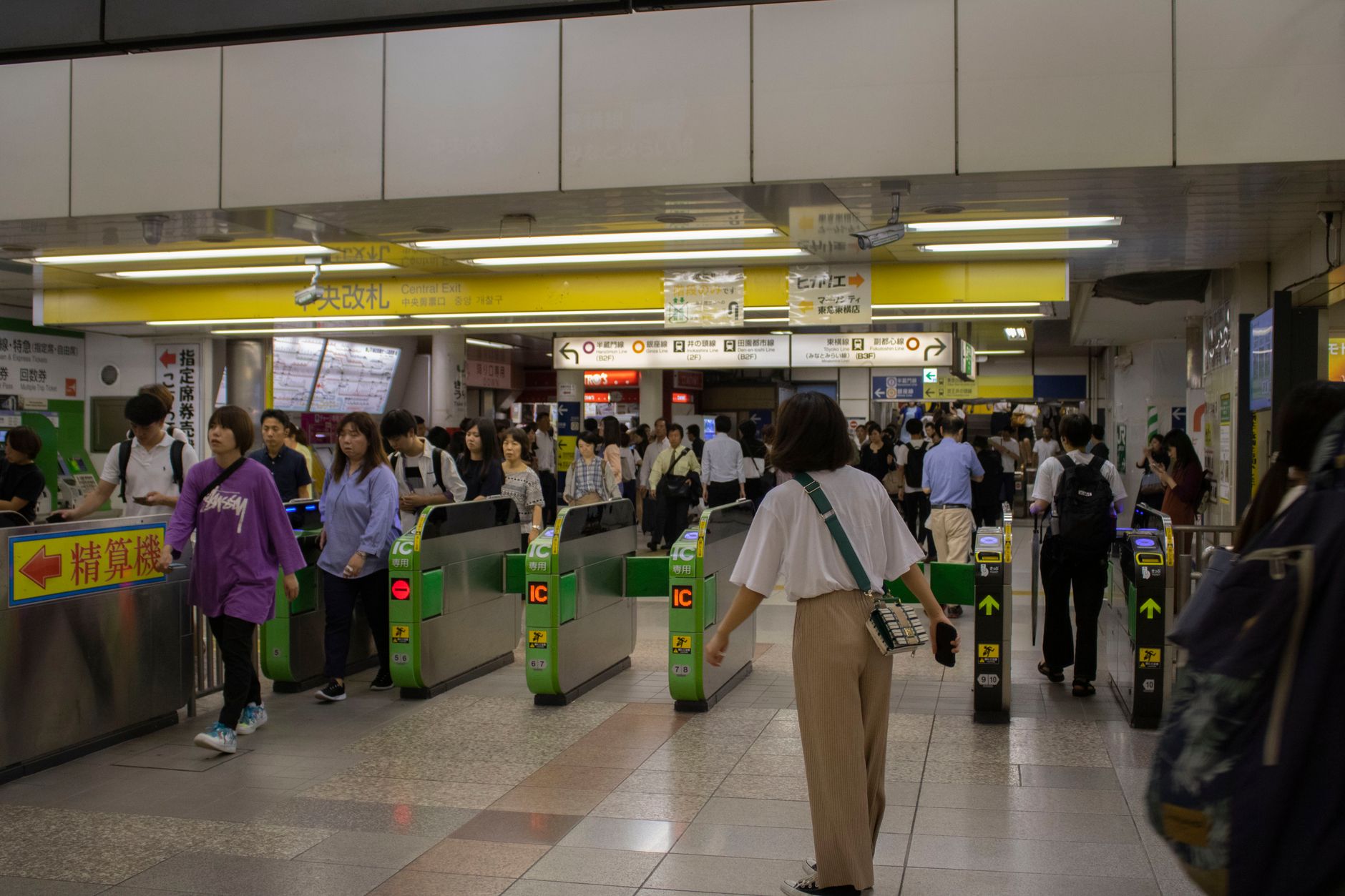 駅の改札を通る通勤客