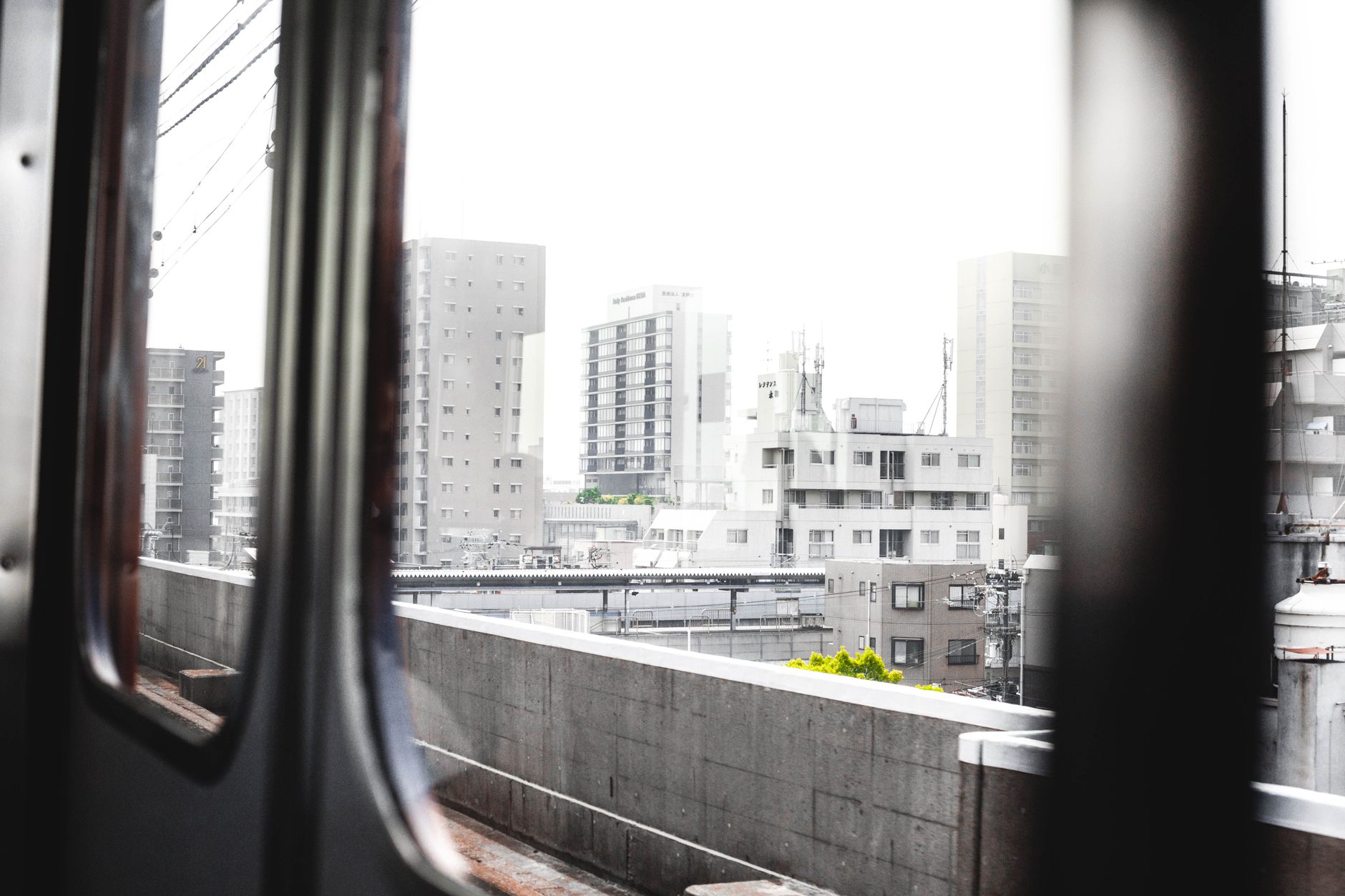 電車の窓から眺める大阪の街並み