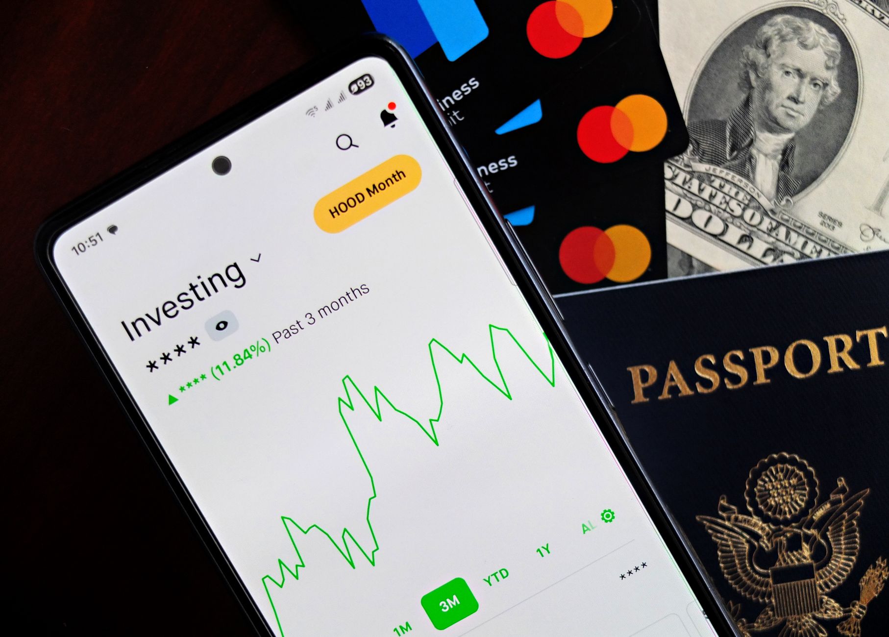 投資アプリを表示したスマートフォンとクレジットカード