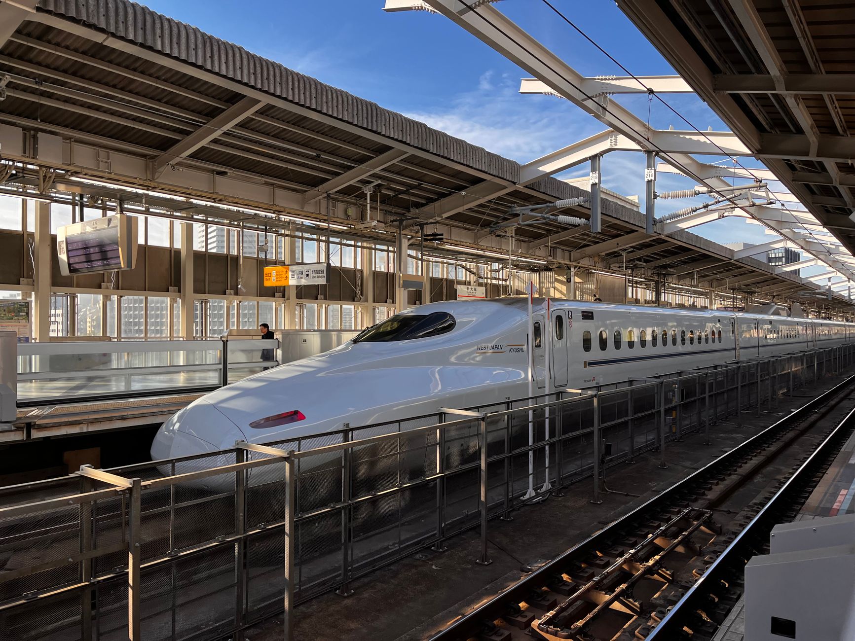 大阪の駅ホームに停車する新幹線