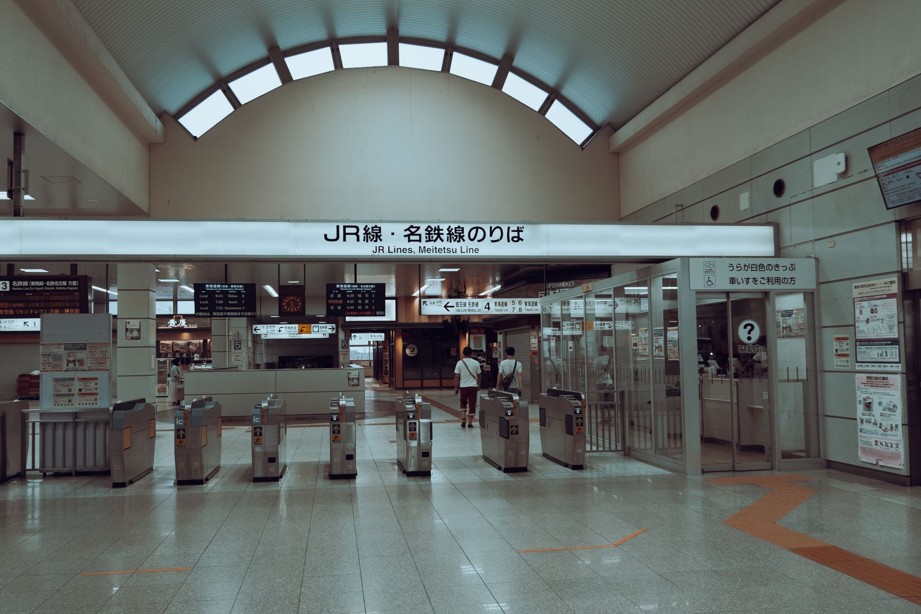 JRの駅の自動改札とコンコース