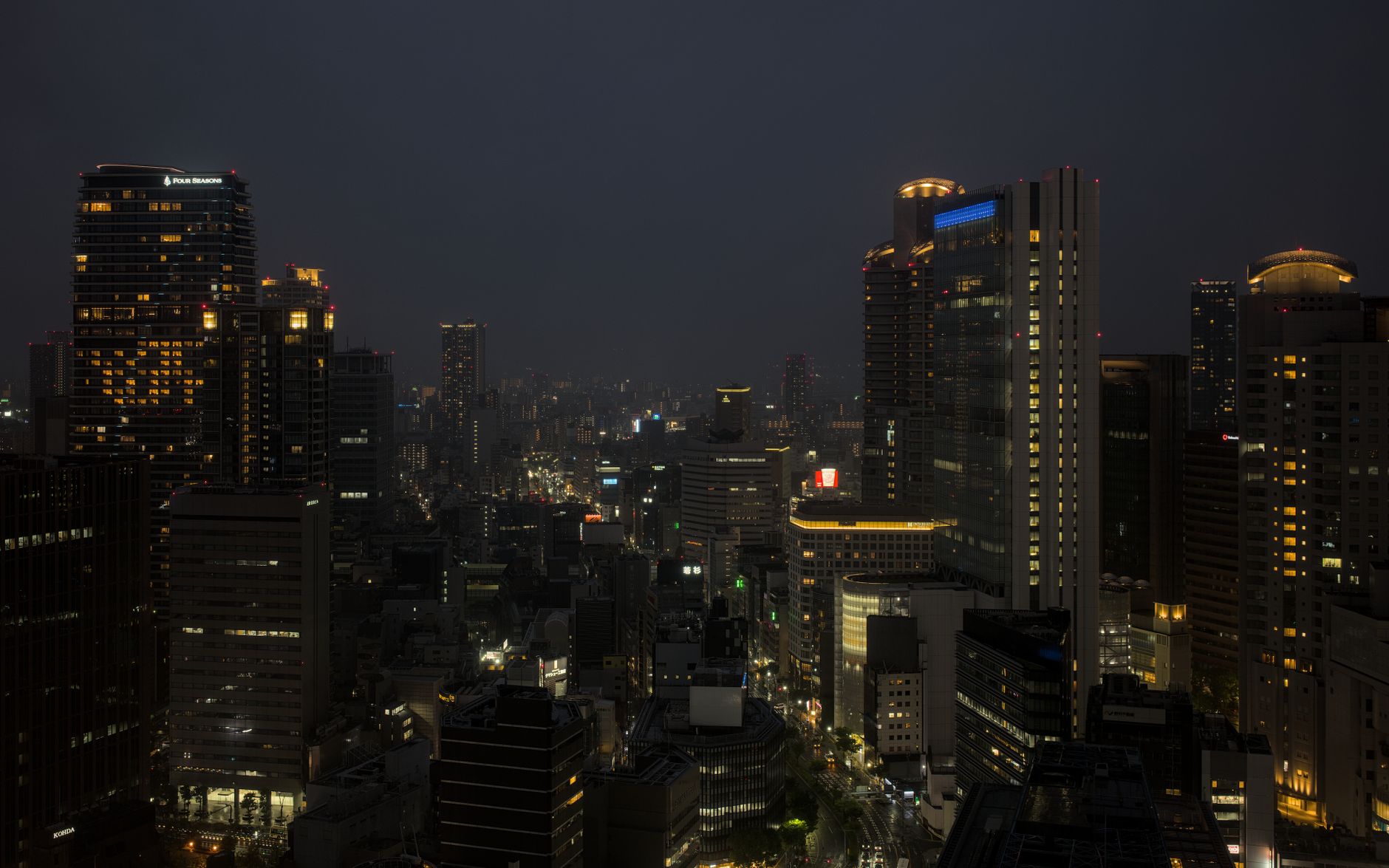大阪梅田の夜景、高層ビル群