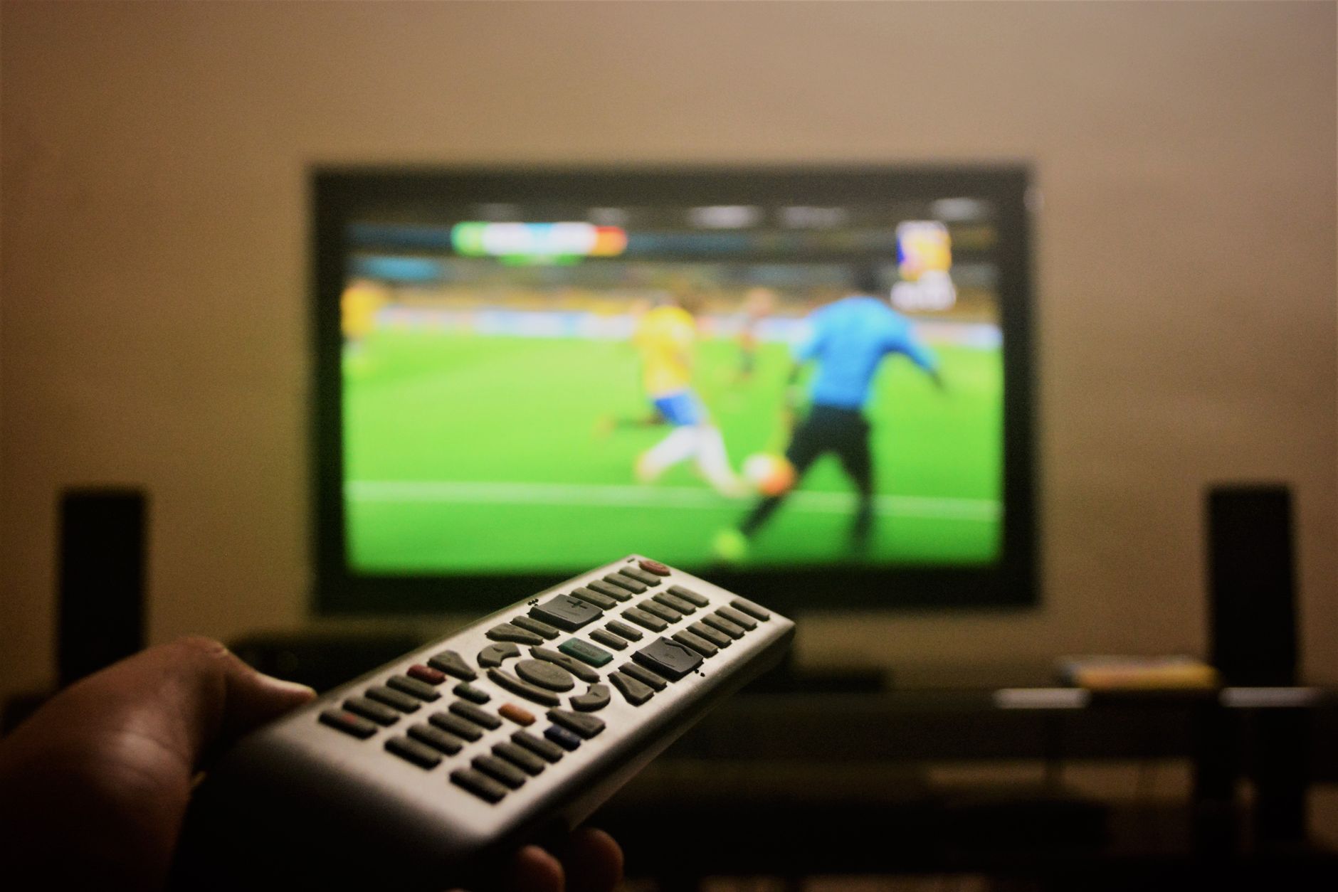 スポーツ中継をテレビで見るイメージ