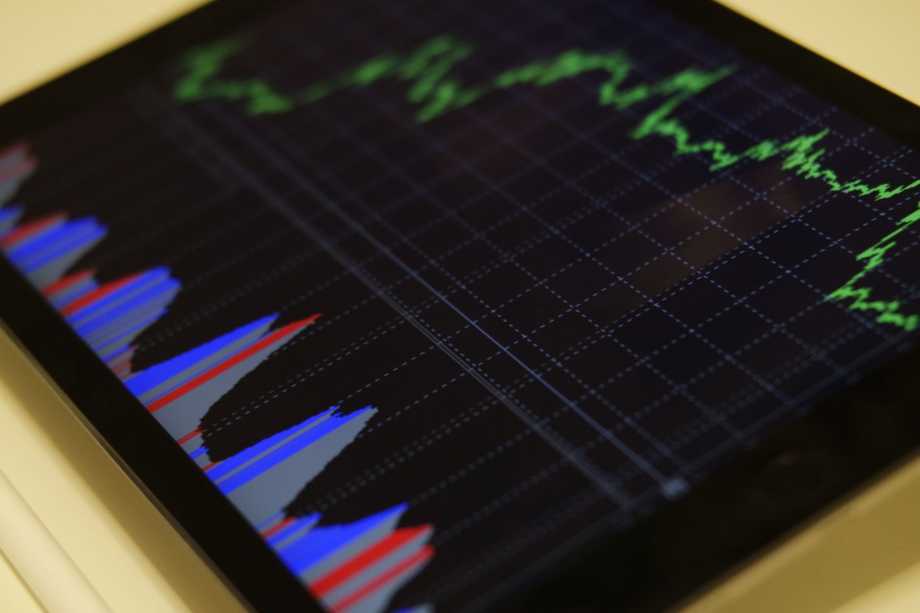 株価チャートを表示したタブレット