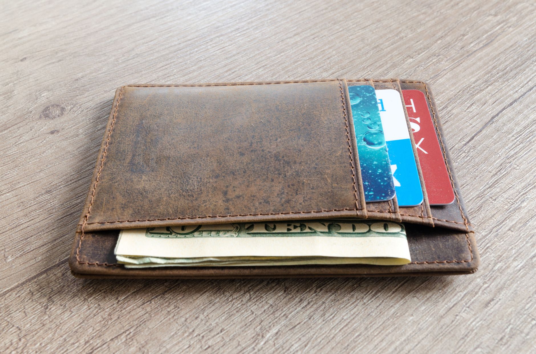 クレジットカードが並ぶ財布