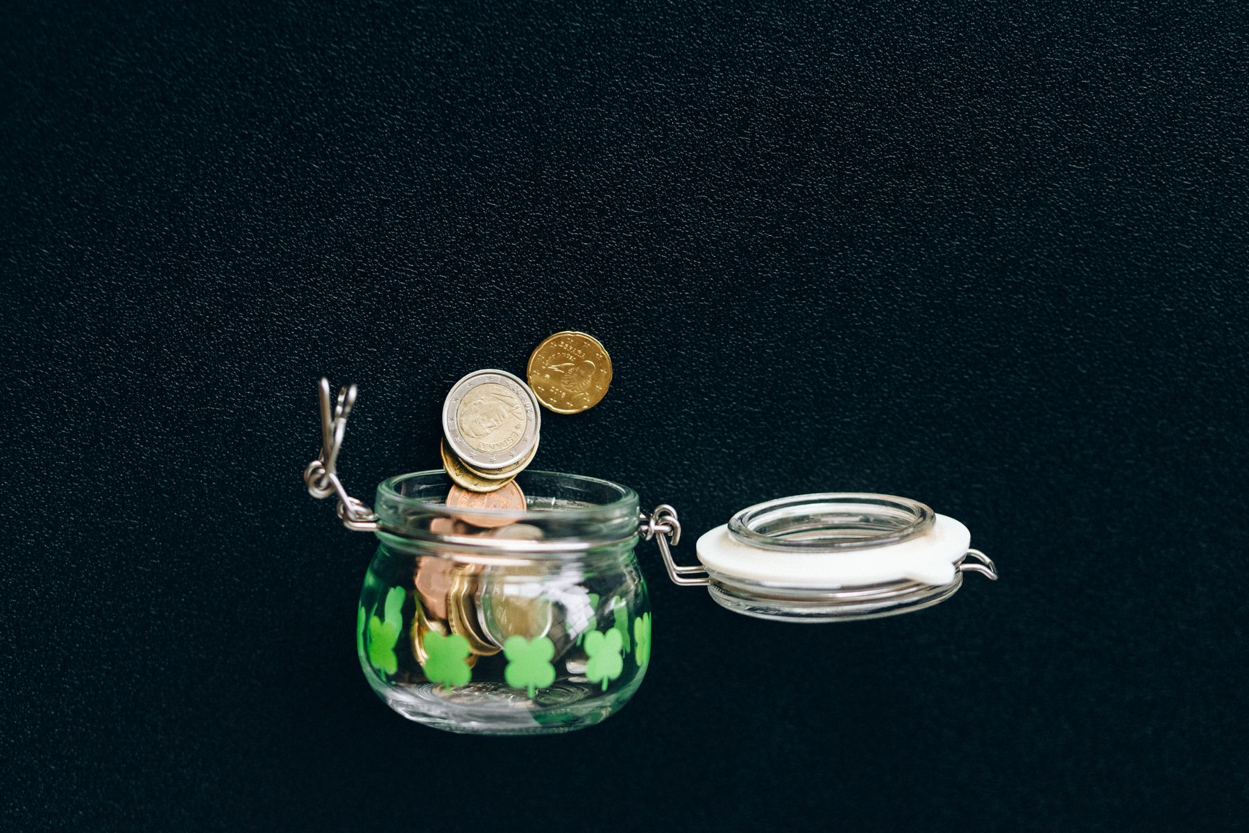 貯金箱と硬貨