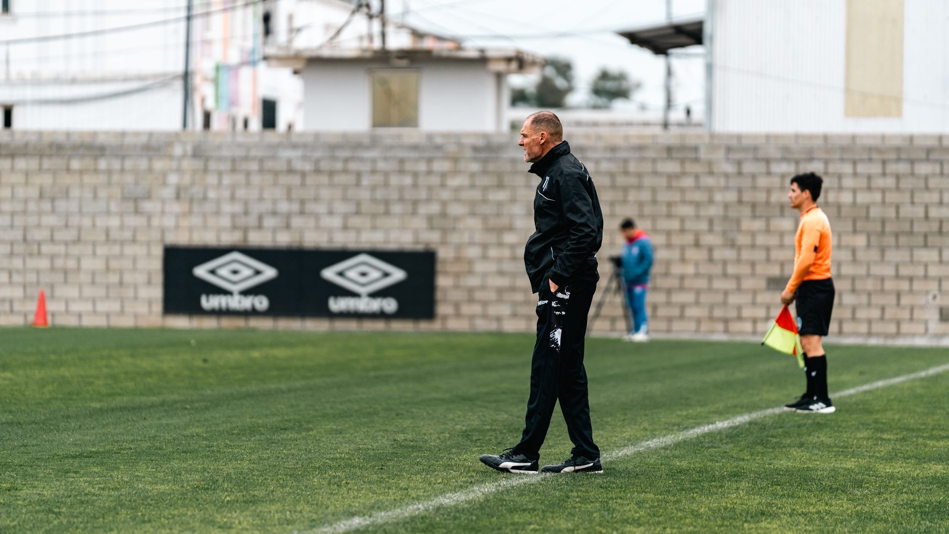 サッカー監督の采配のイメージ