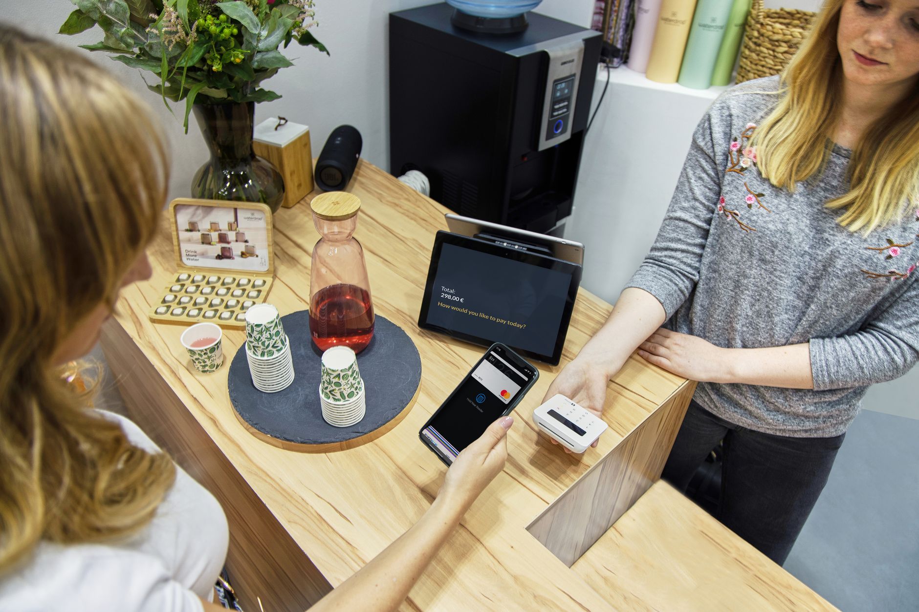 カフェでのタッチ決済のイメージ