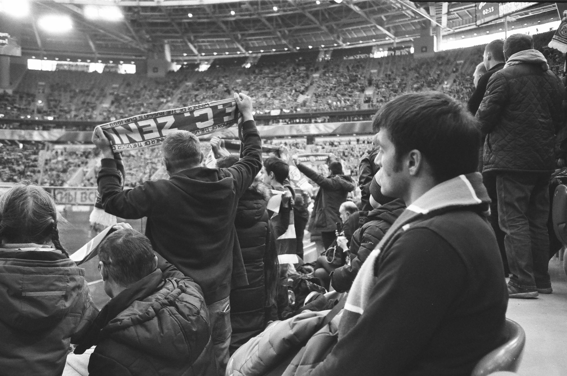 サッカースタジアムの試合の様子