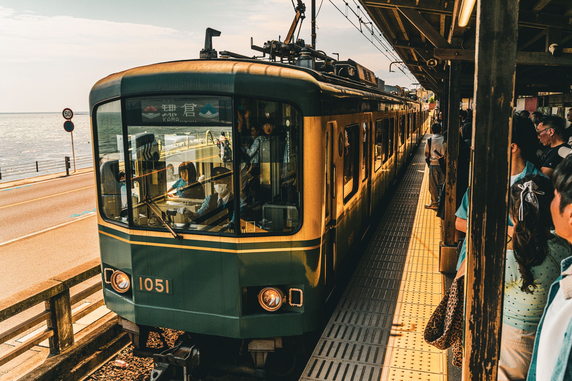 海沿いを走る電車のイメージ