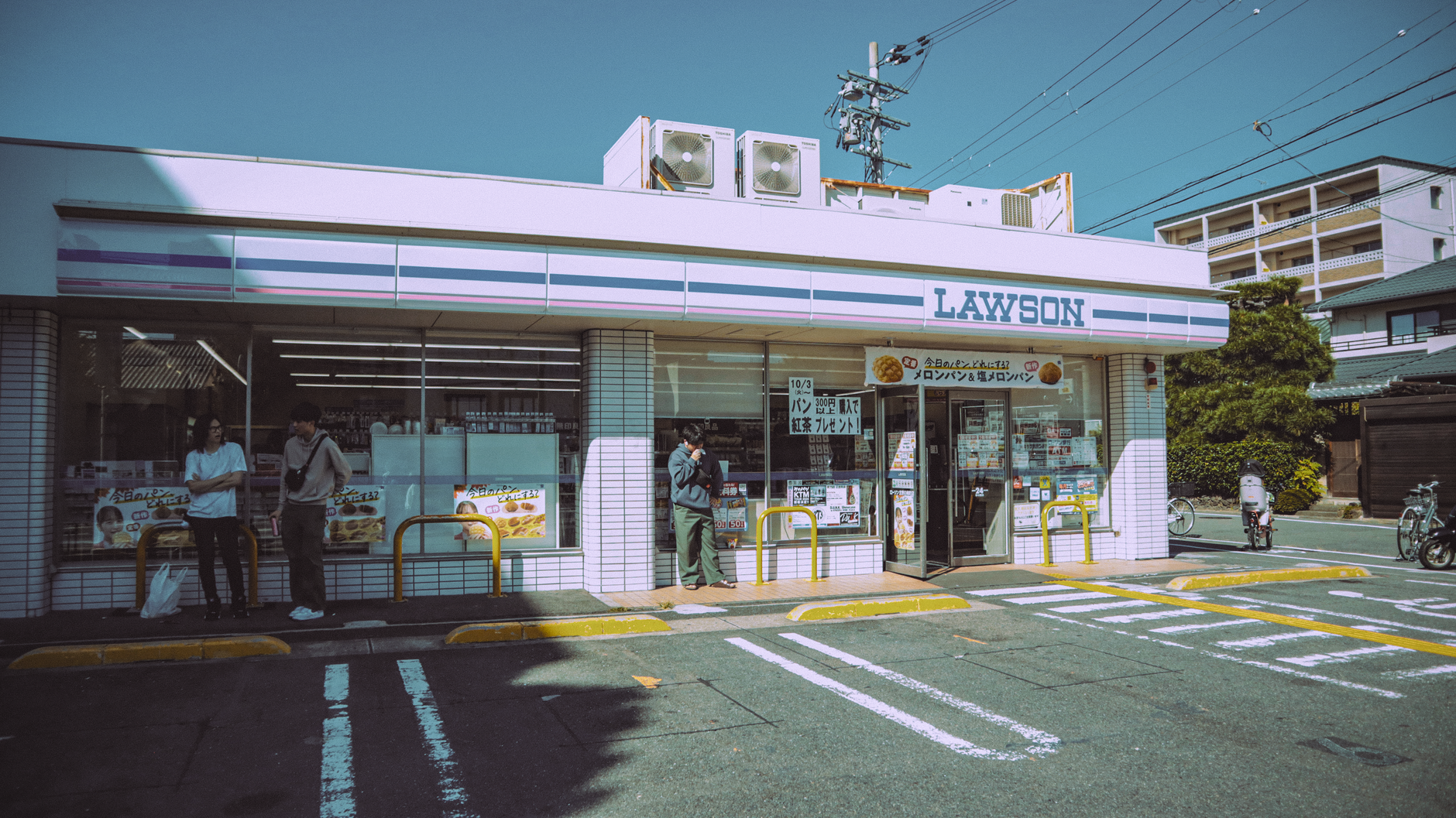 京都のコンビニエンスストアの店先