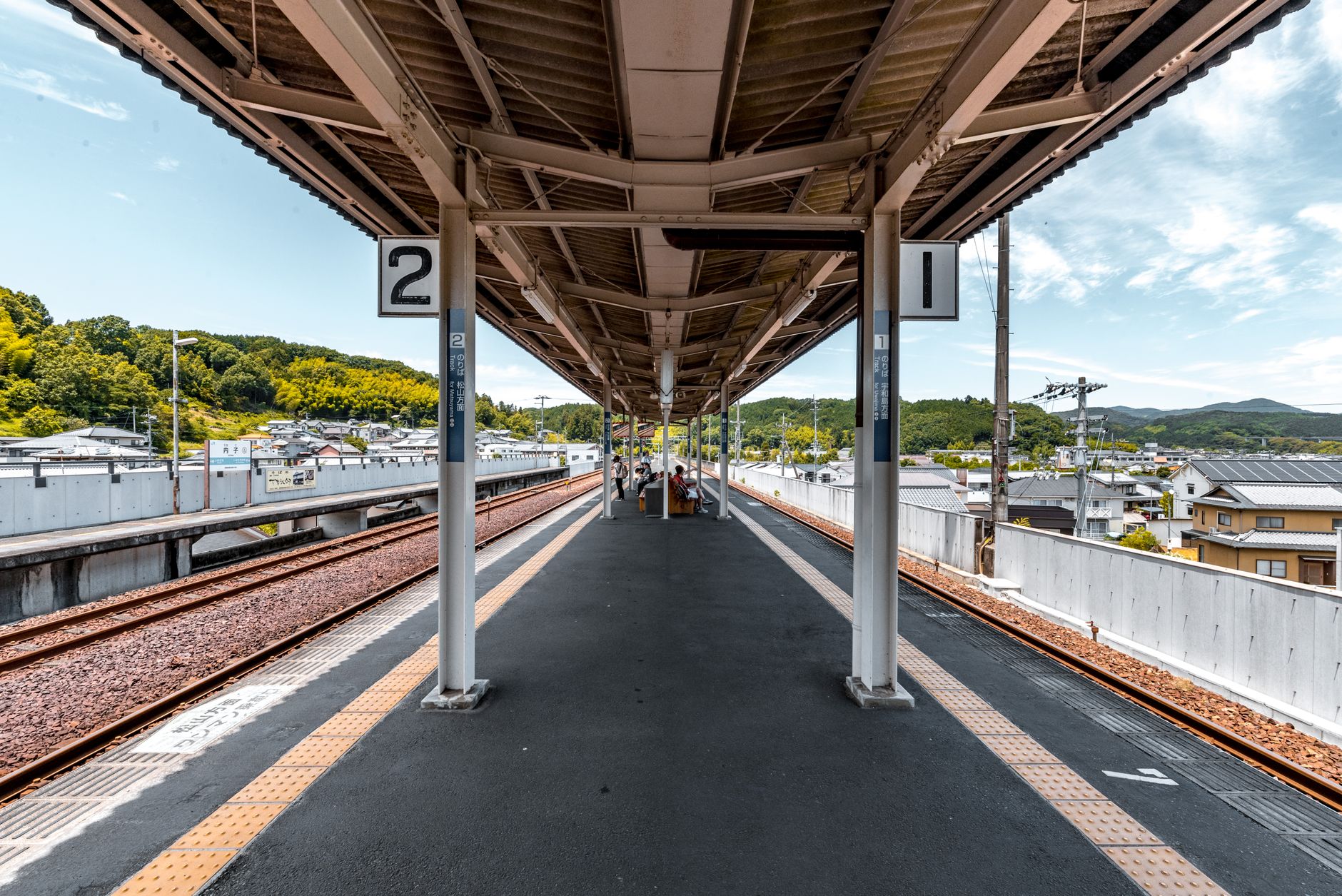 晴れた日の日本の駅のホーム