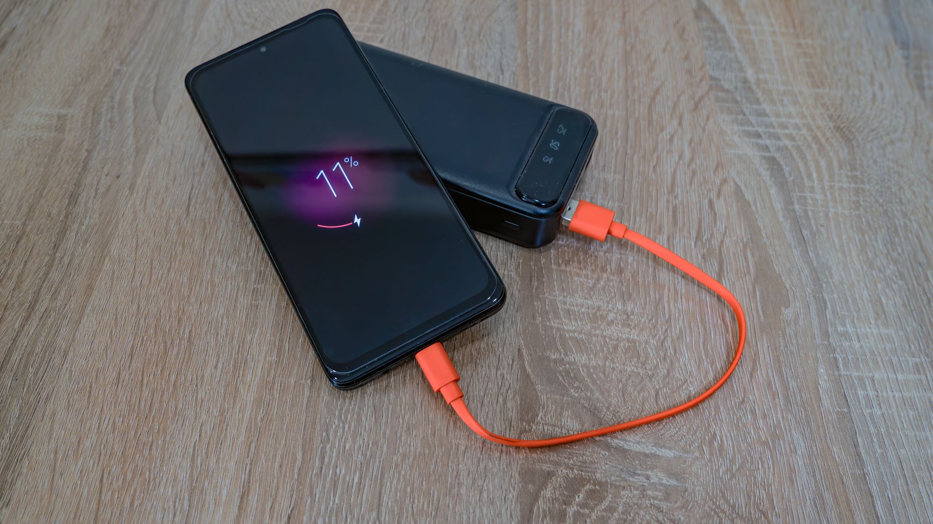モバイルバッテリーでスマホを充電する様子