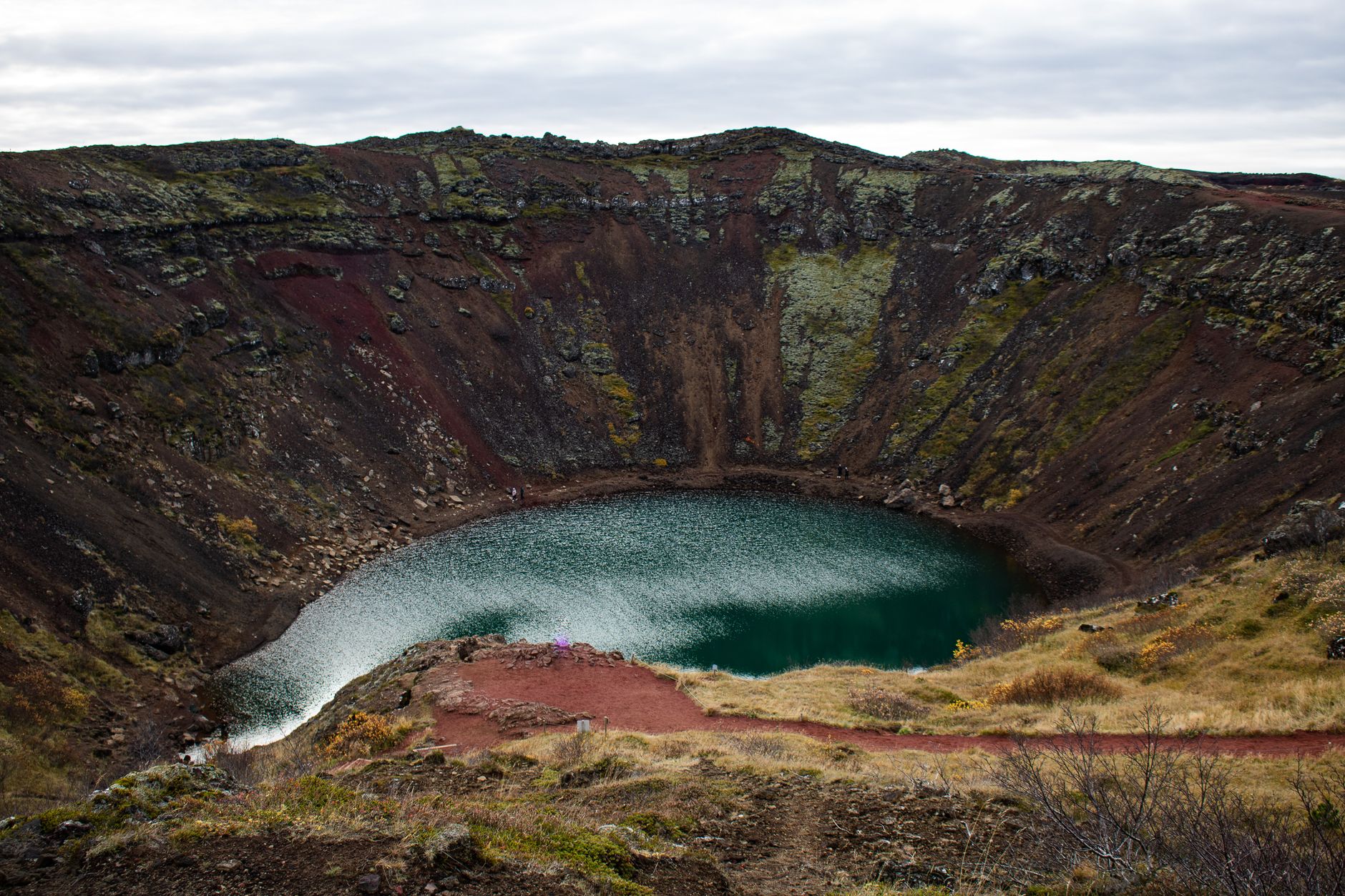 赤く燃える火山の風景