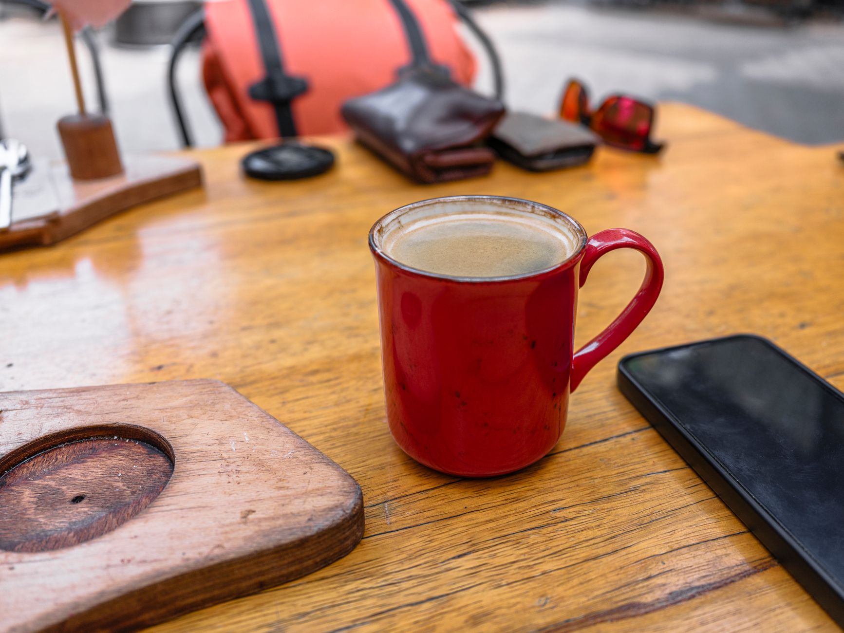 カフェのテーブルに置かれたコーヒー