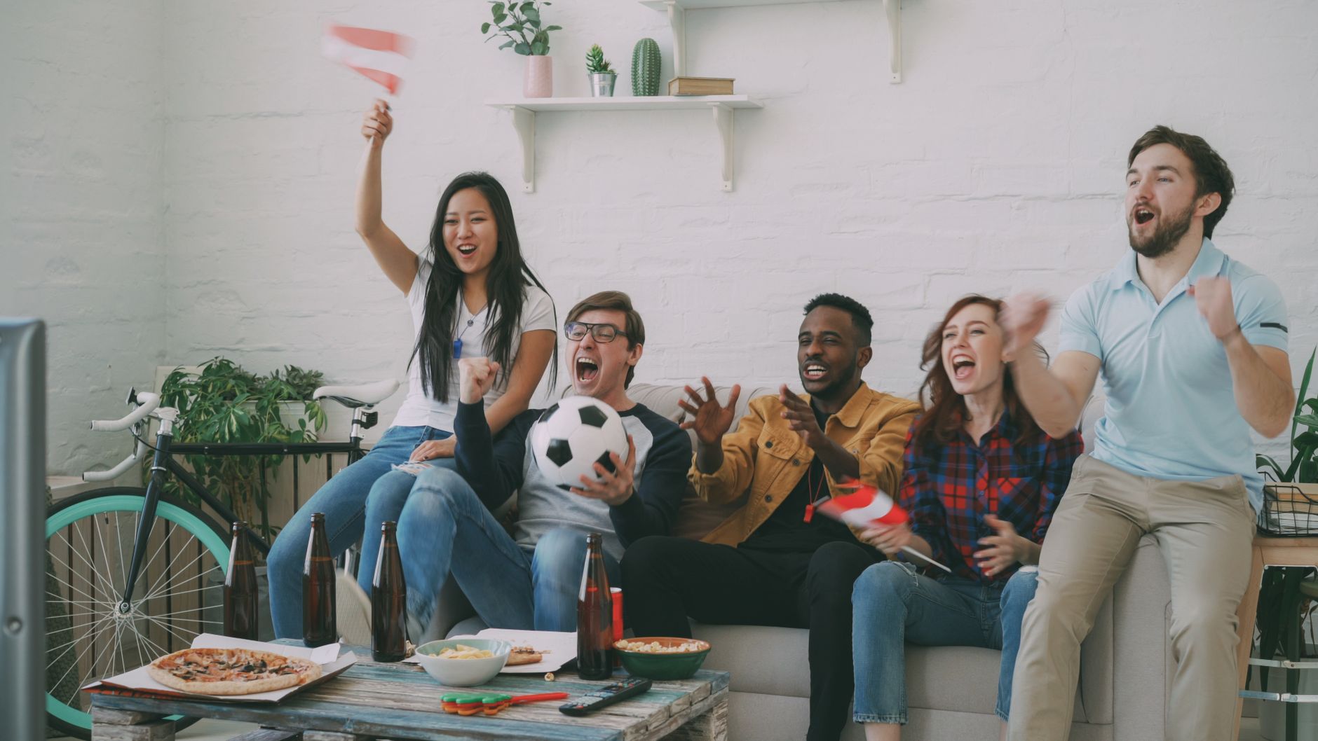 テレビでサッカー中継を見る様子