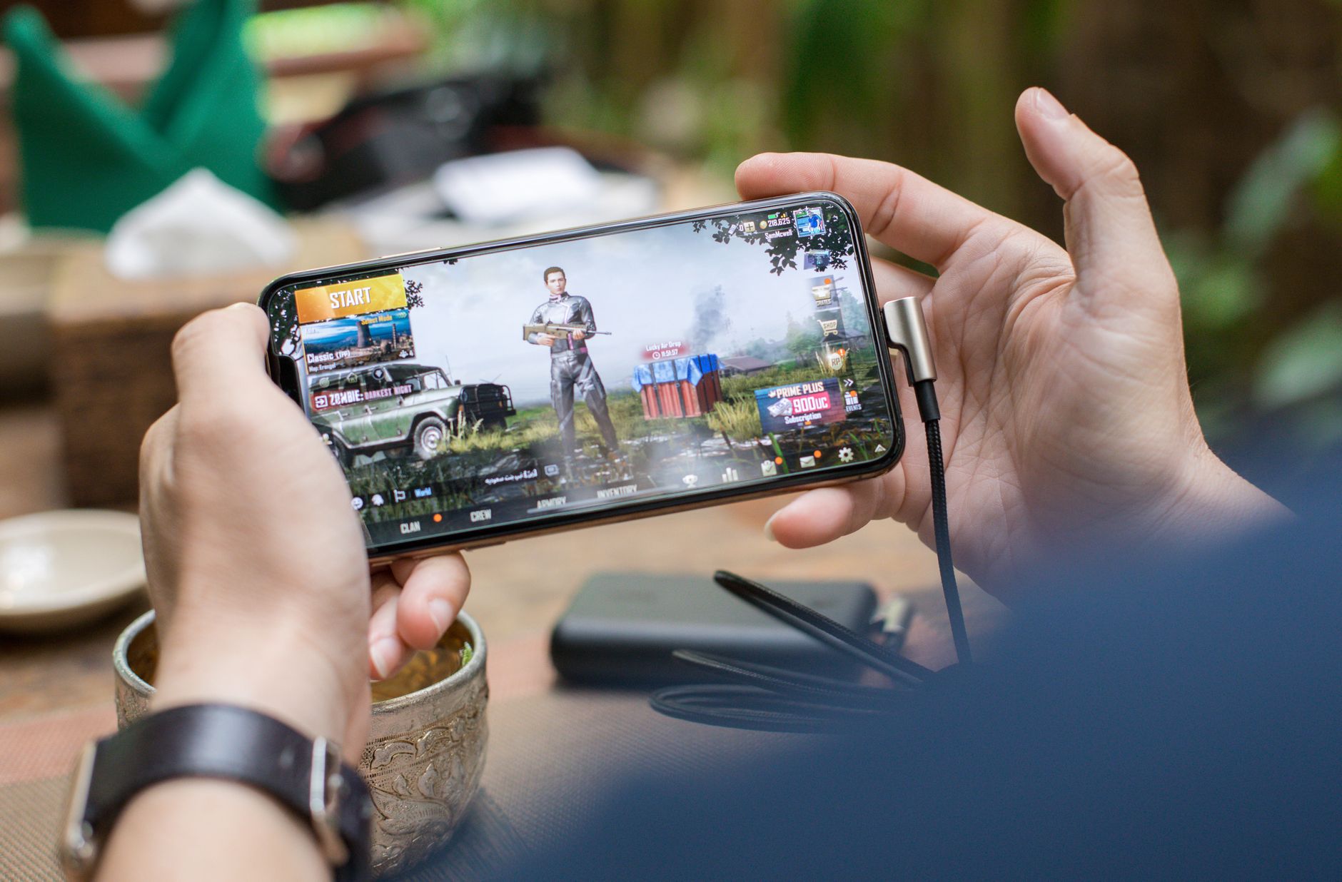 スマホゲームをプレイする手元
