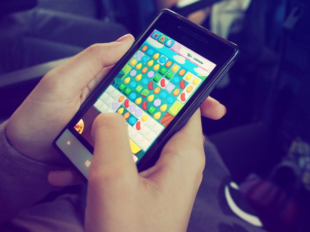 スマホでゲームを遊ぶ様子
