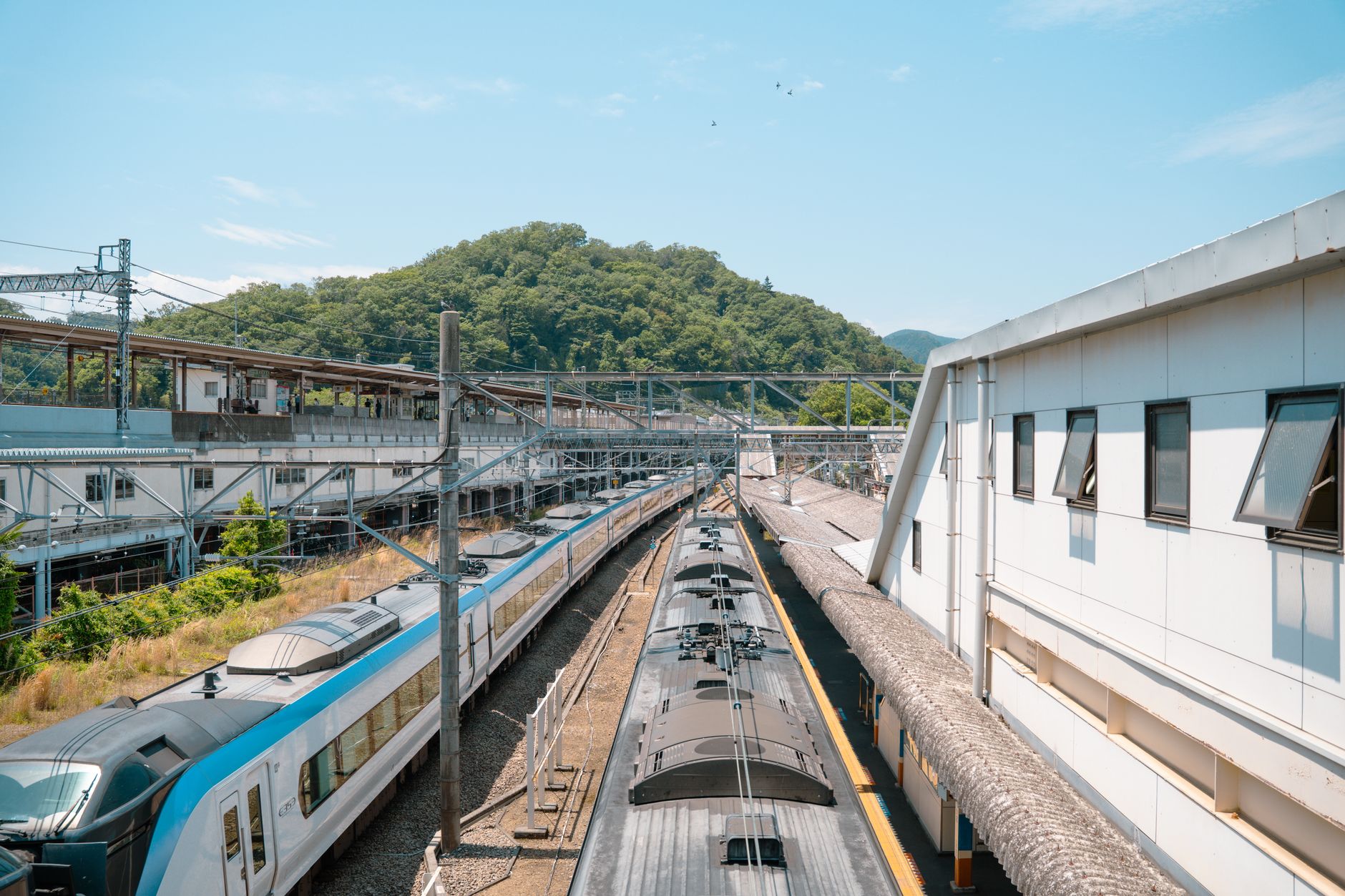 駅のホームに停まる列車