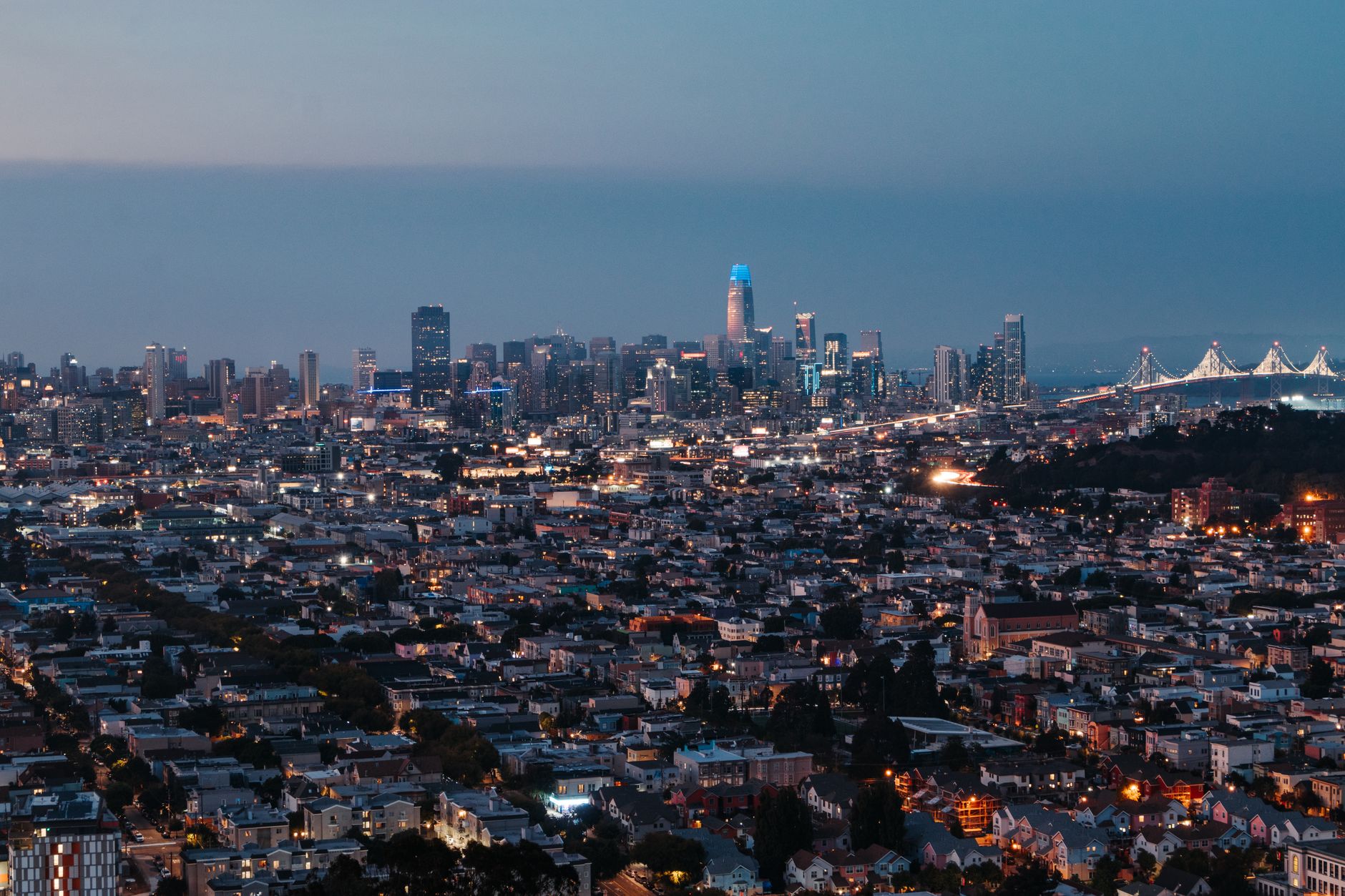 米国の大型テック企業をイメージした都市の夜景