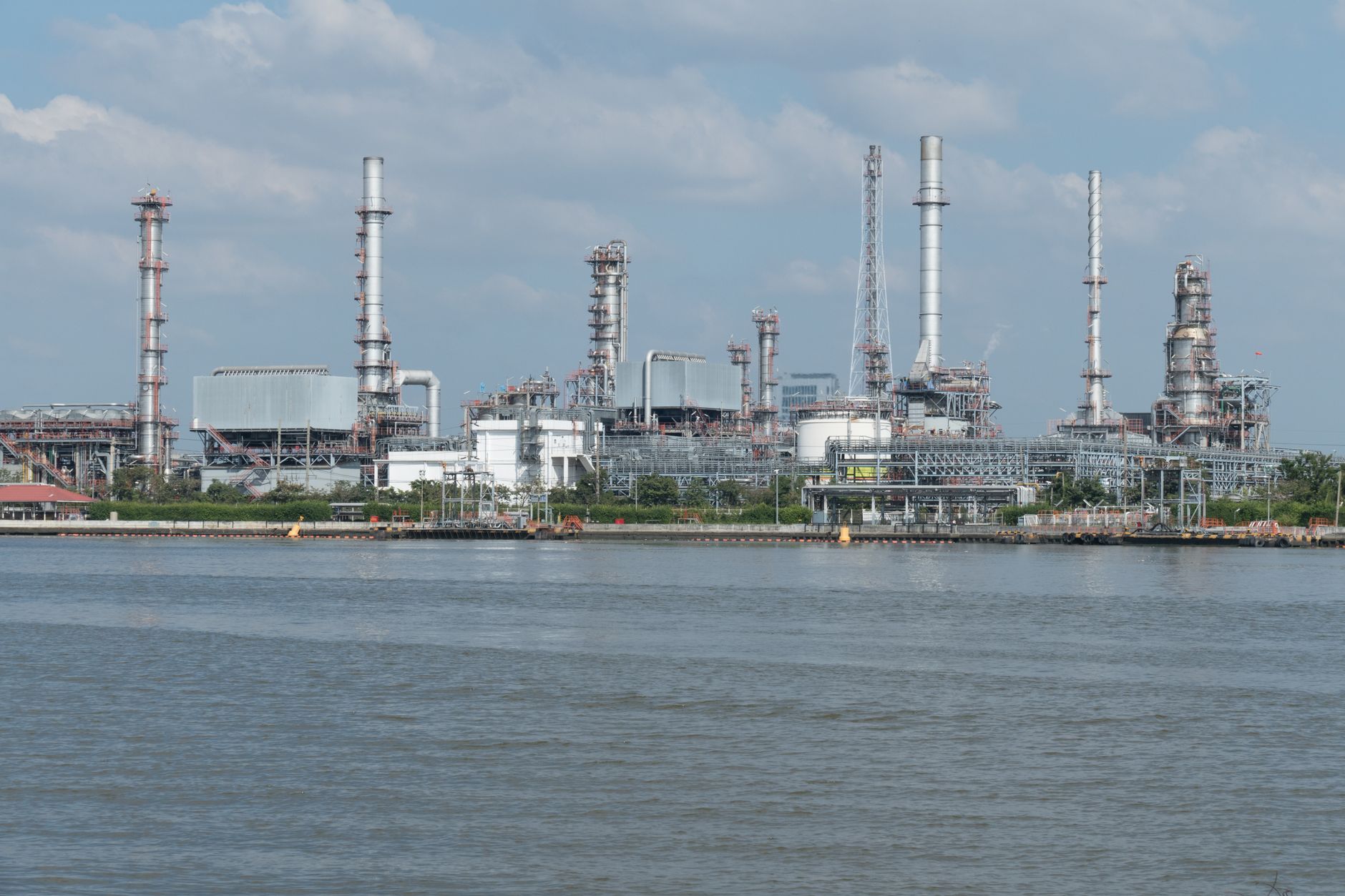 石油精製プラント