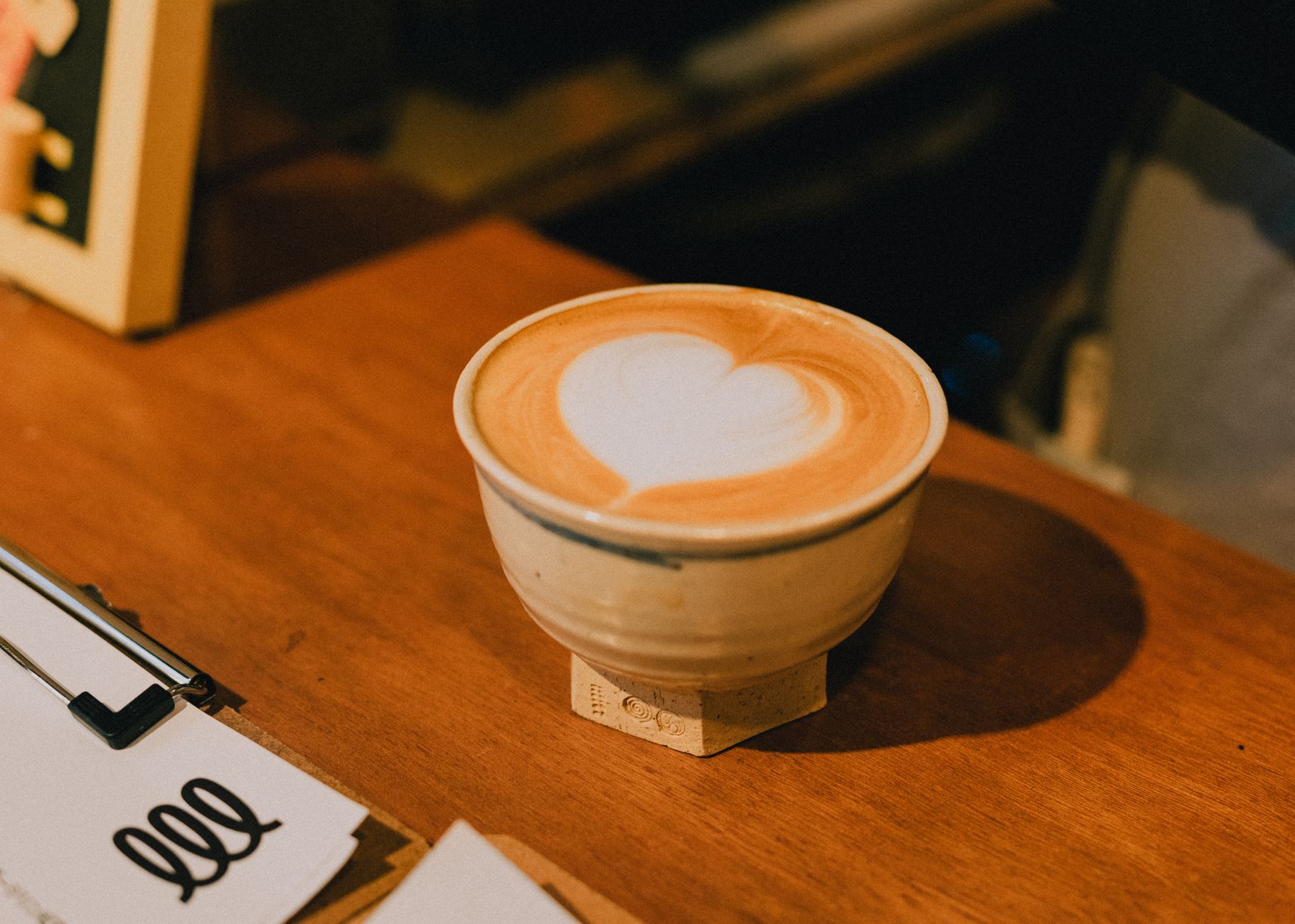 木のテーブルに置かれたコーヒー