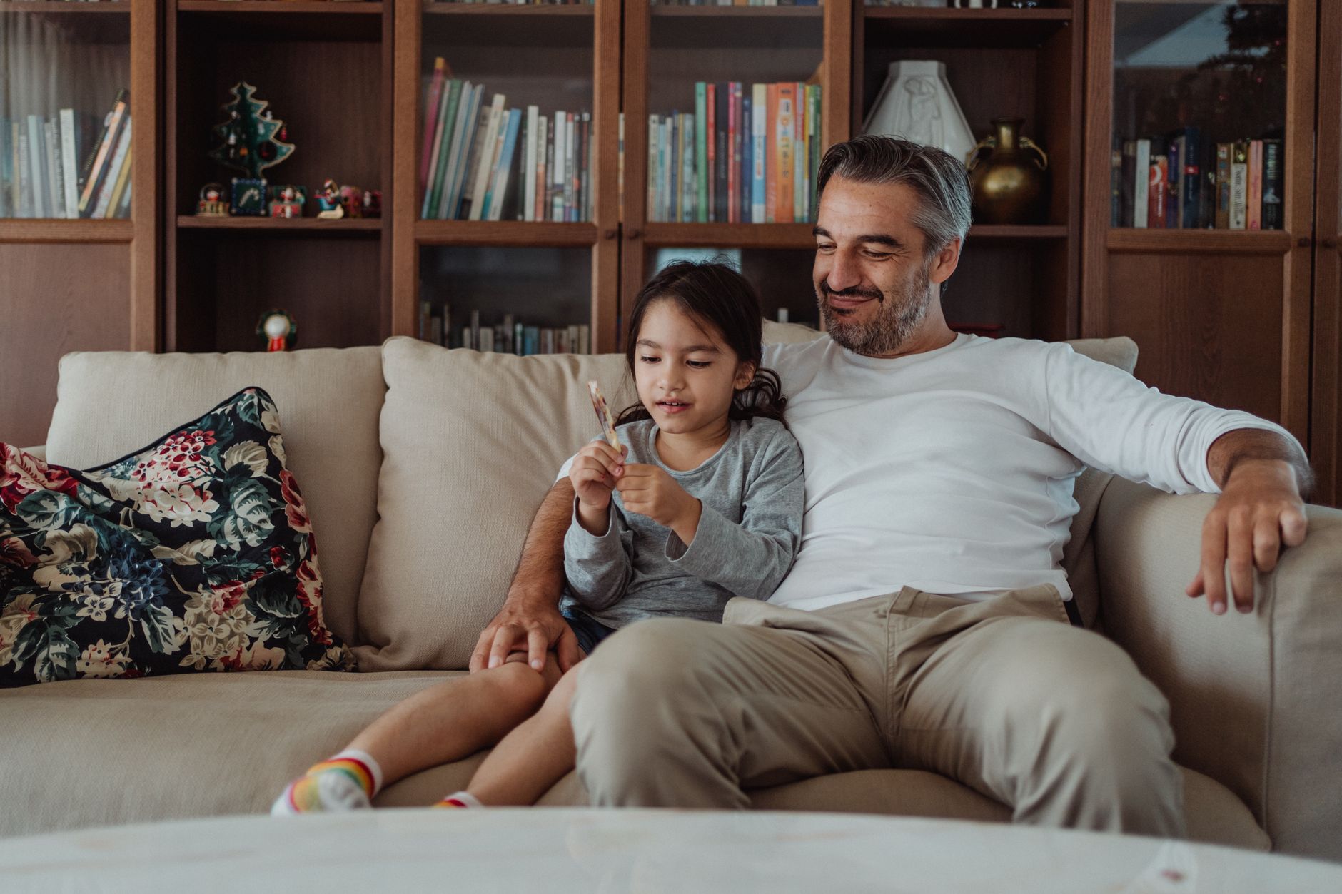 子どもの将来のために貯蓄する家族