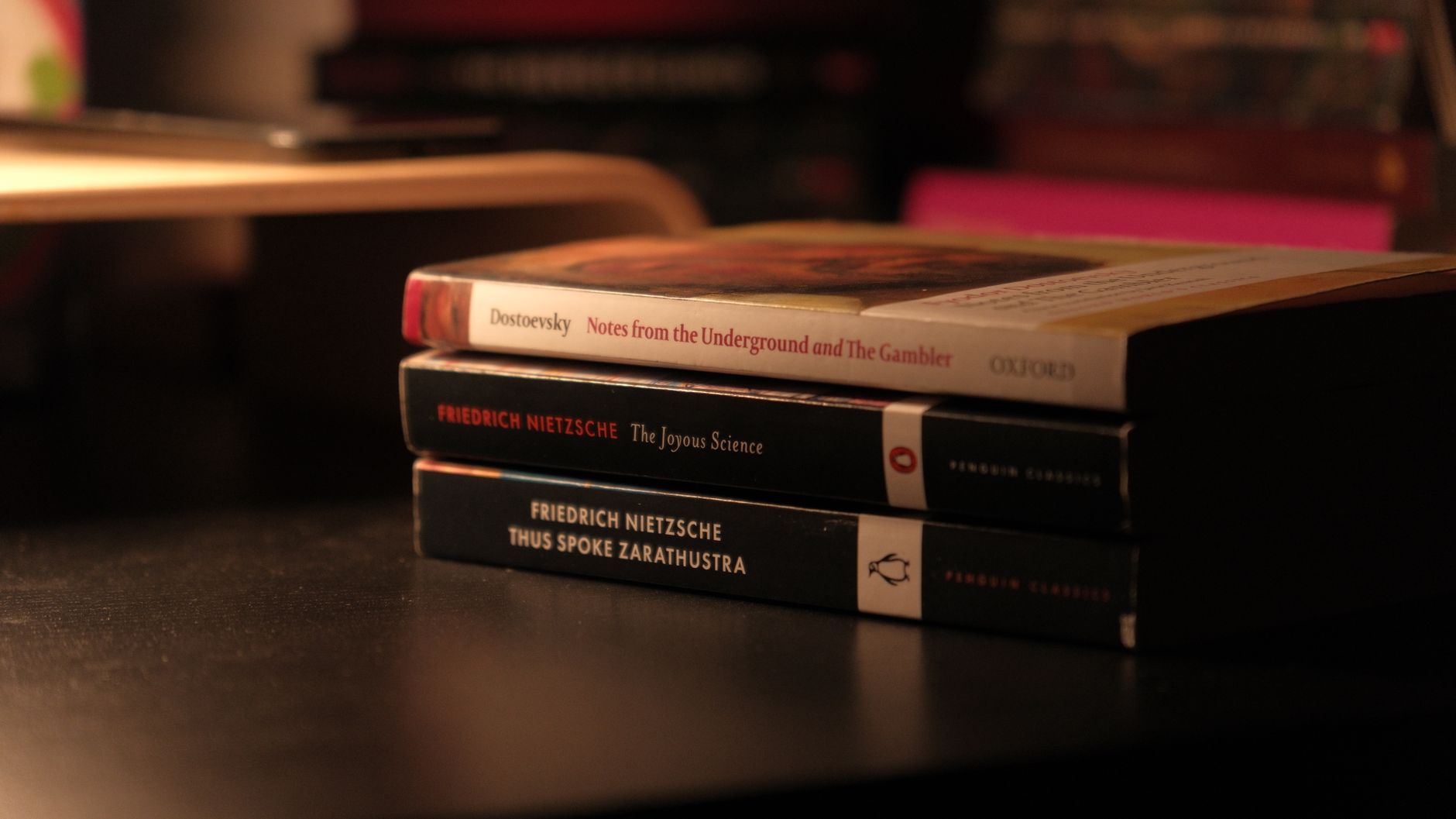 机の上の哲学書