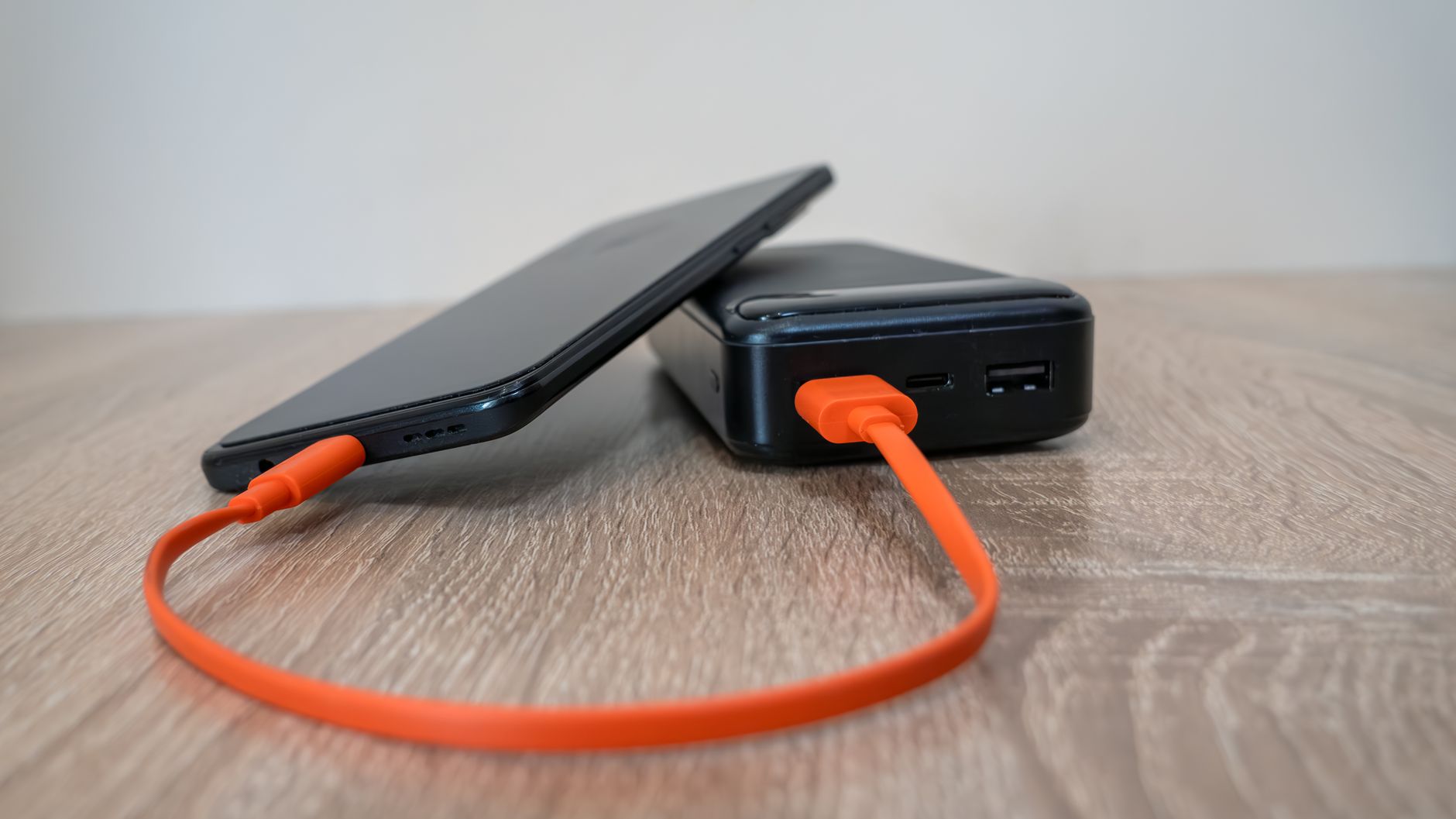 モバイルバッテリーでスマホを充電する様子
