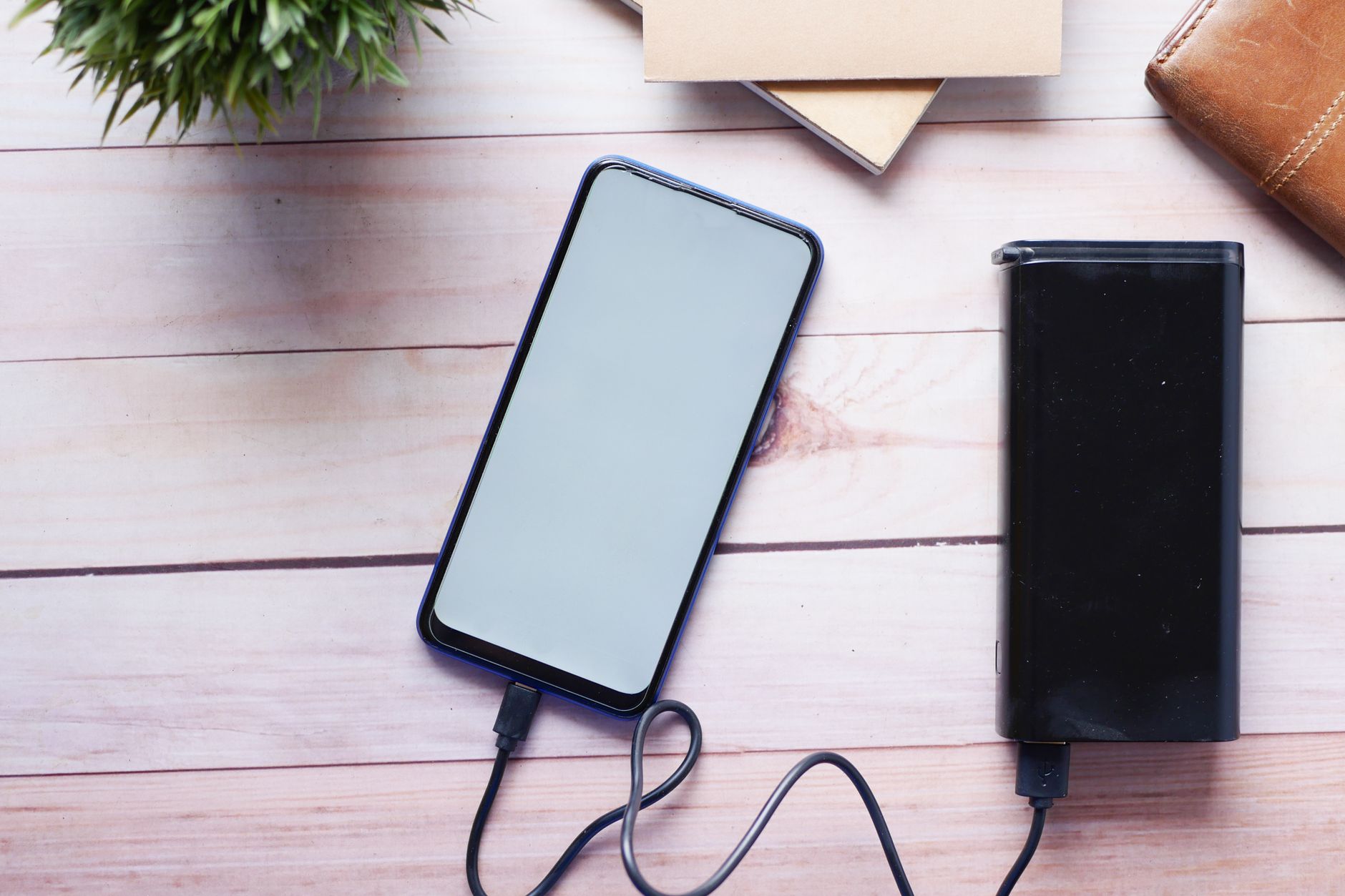 充電中のスマホ