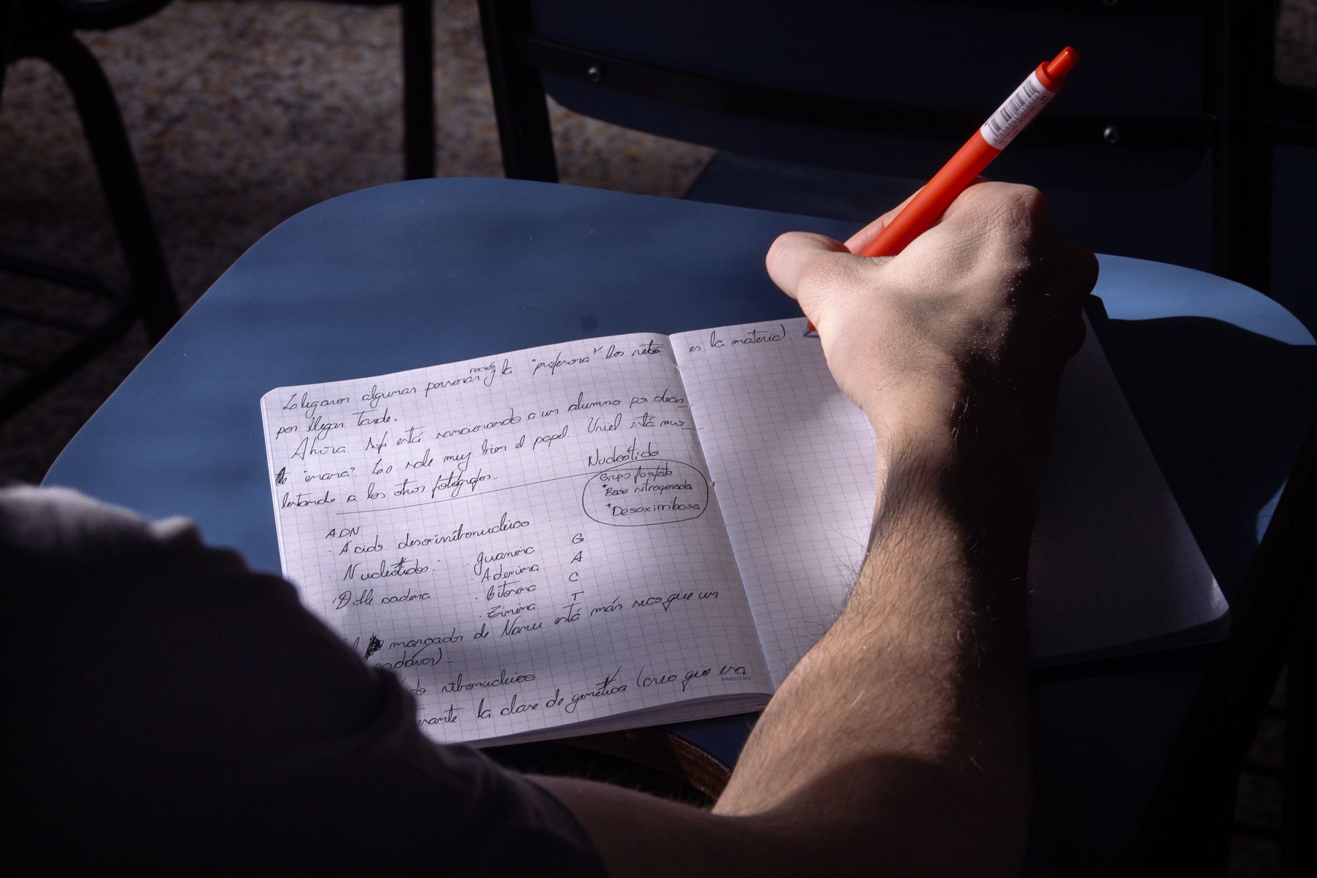 机でノートに書き込む様子
