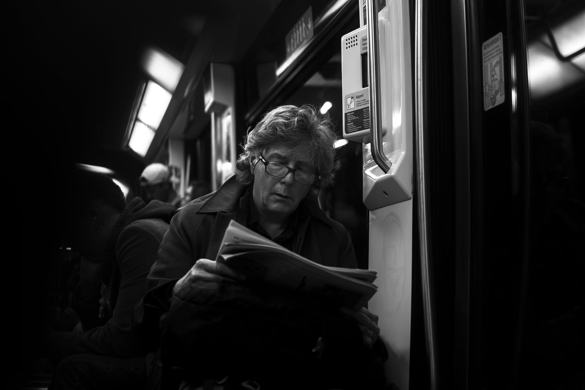 通勤電車で読書する様子