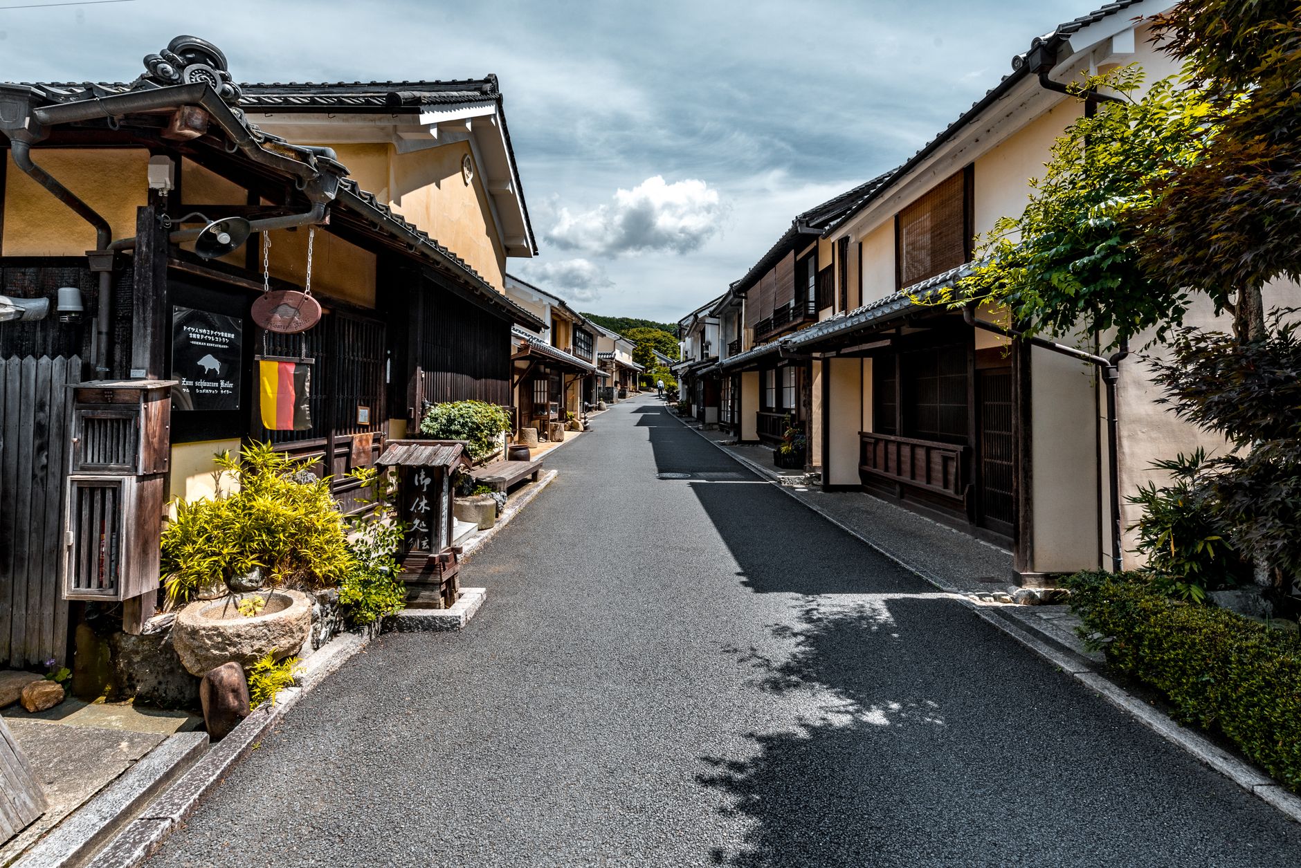 古い木造の町並みが残る通りのイメージ
