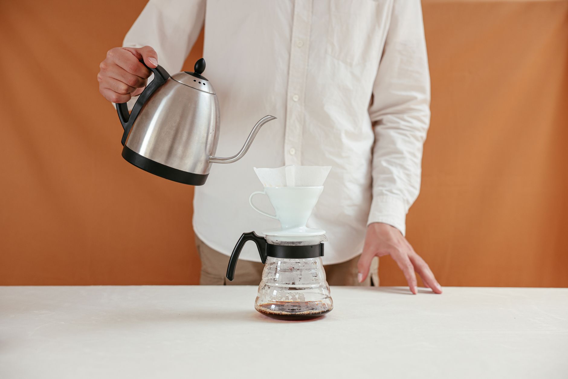 ドリップポットでコーヒーを淹れる様子のイメージ
