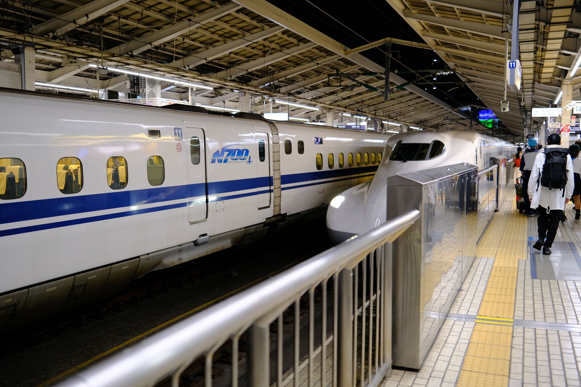 ホームに停車する新幹線