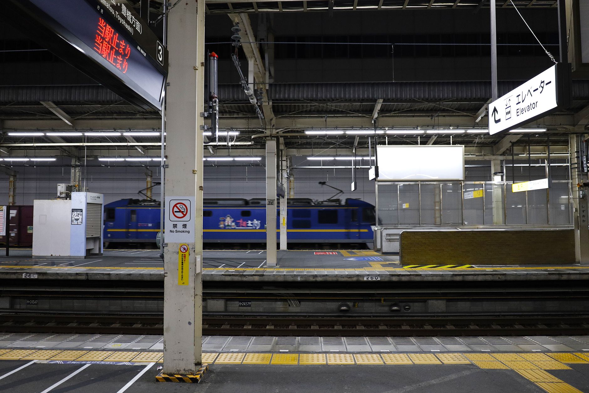 高架を走る電車