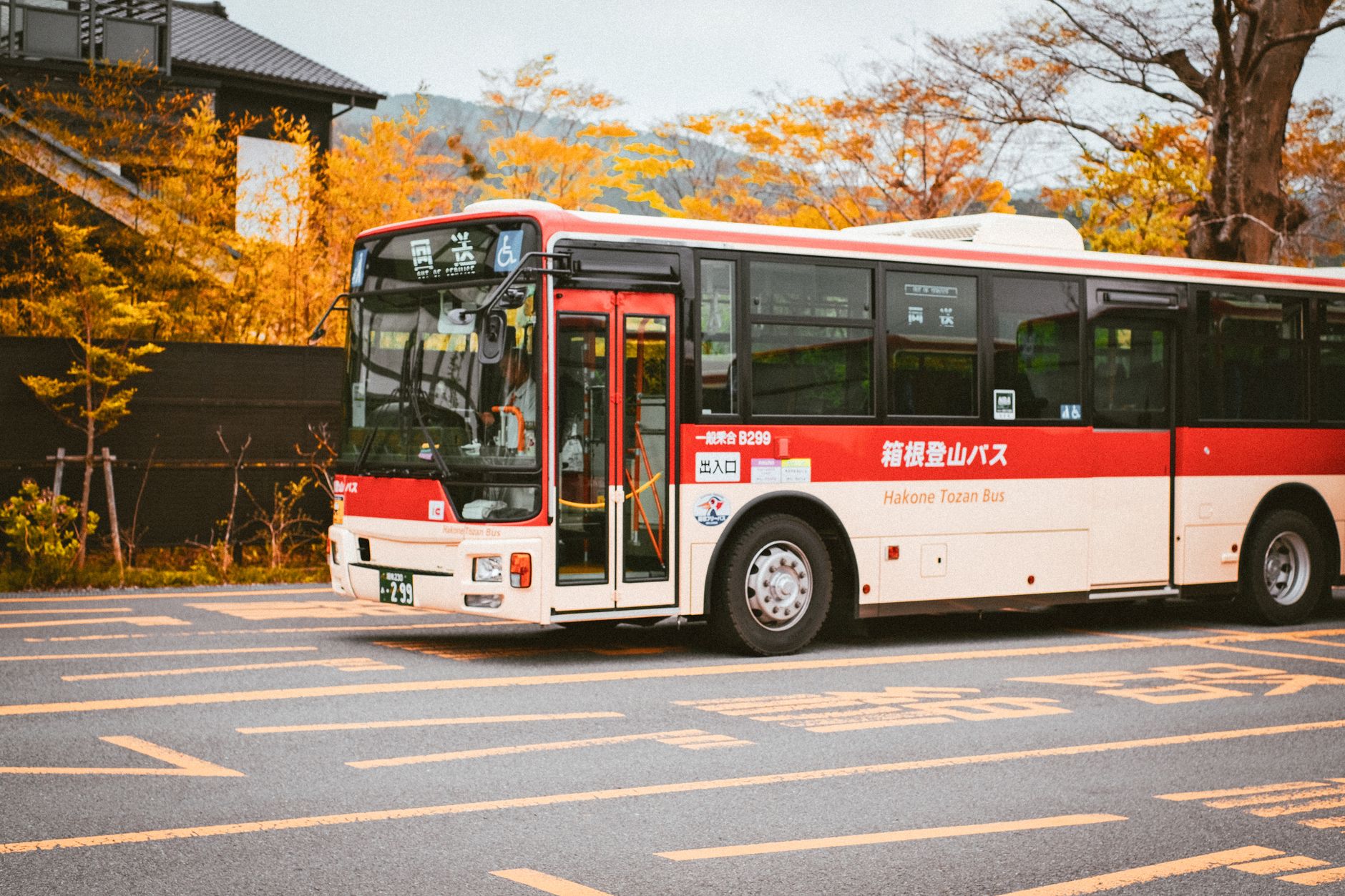 郊外を走る路線バス