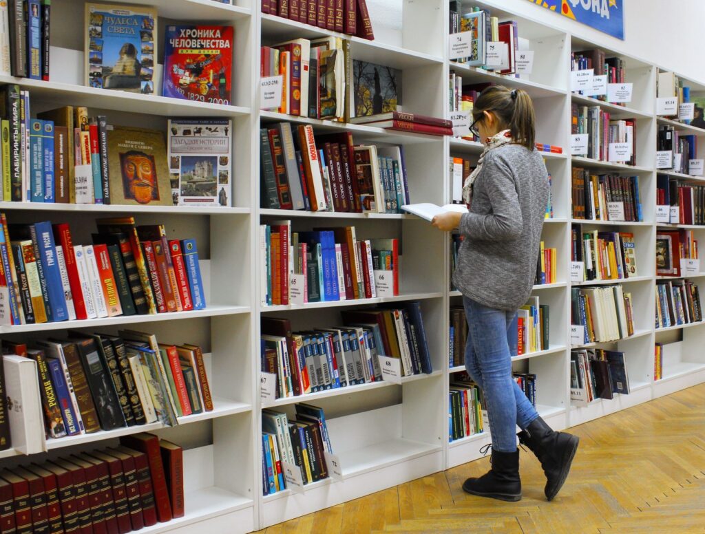 図書館で本を読む学生