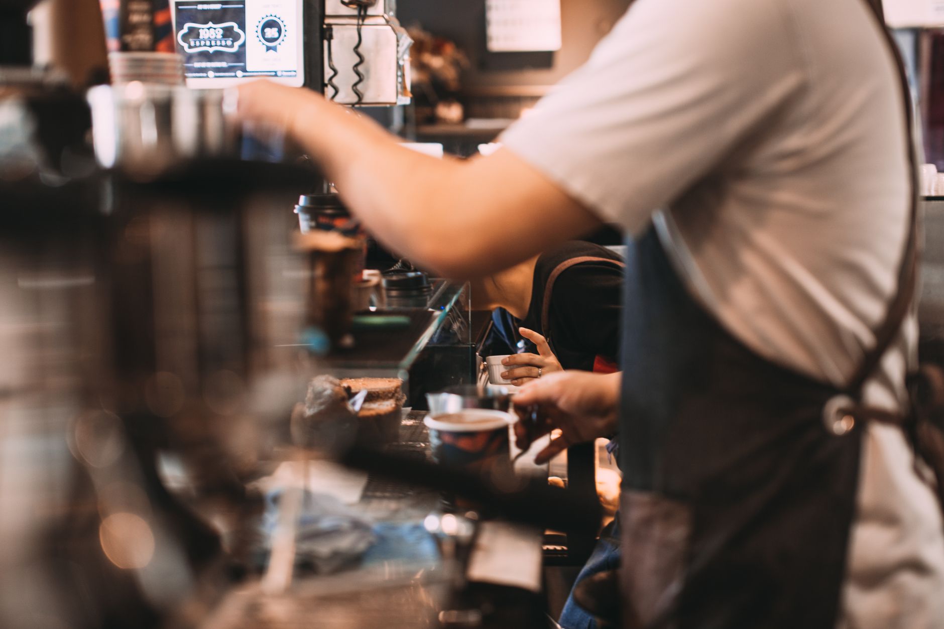 コーヒーを淹れる若いバリスタ
