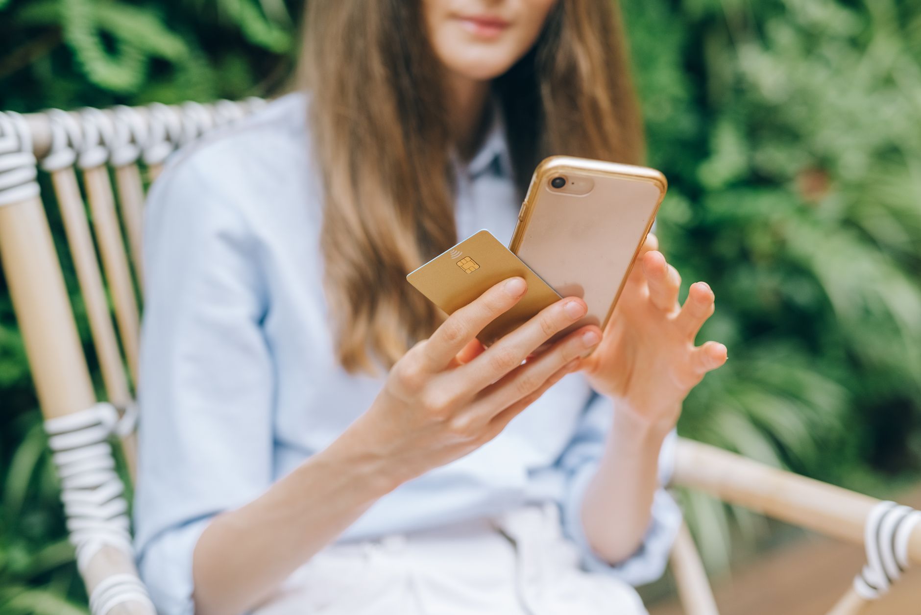 スマホで銀行アプリを確認するイメージ